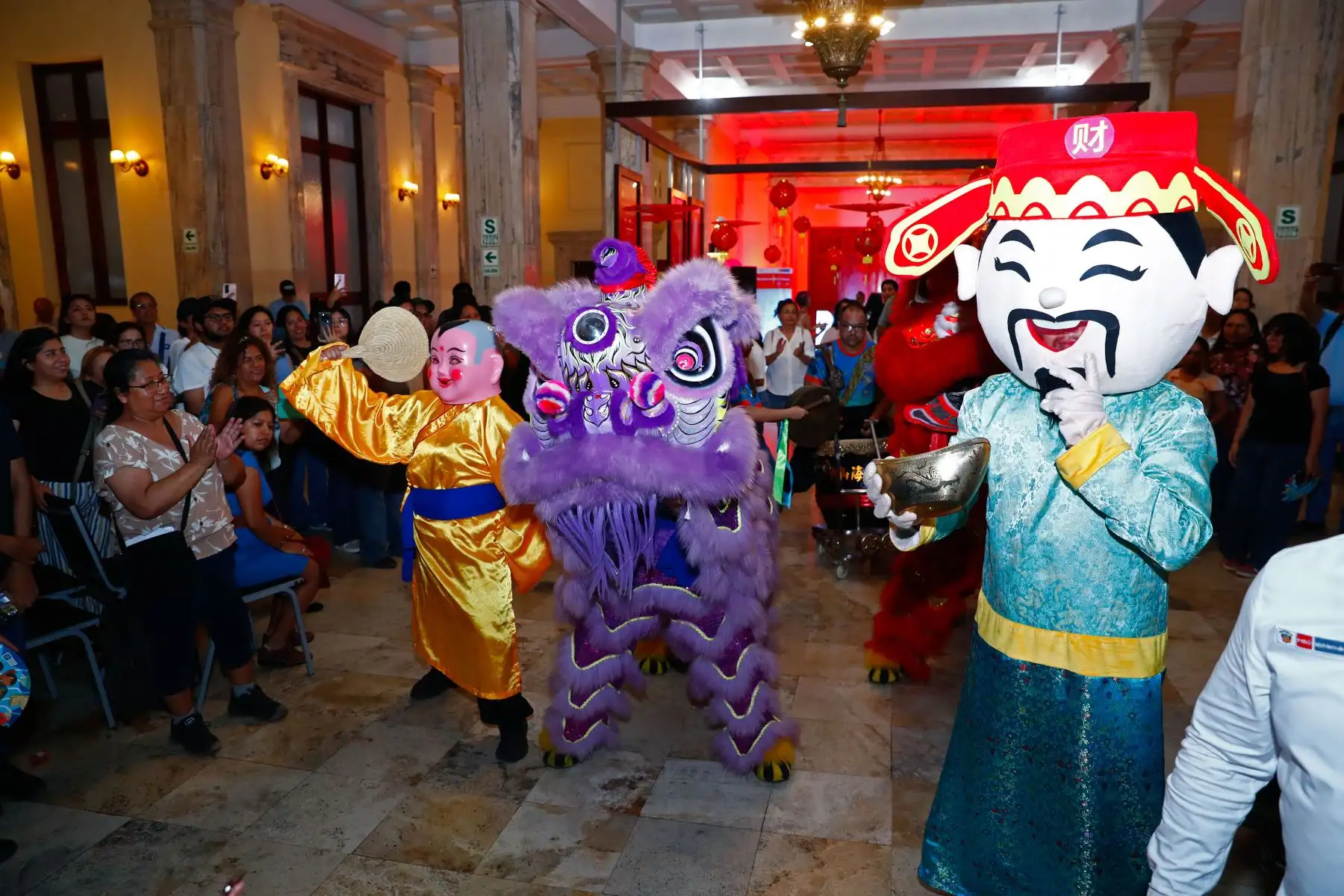 Al culminar el recorrido del Barrio Chino en el Centro de Lima, las más de 530 personas que participaron en la visita guiada pudieron apreciar un colorido espectáculo de música y danzas orientales, con la participación especial de los tradicionales dragones chinos, en el hall de la Biblioteca Nacional del Perú, en su sede del Cercado de Lima. Foto: ANDINA/Daniel Bracamonte