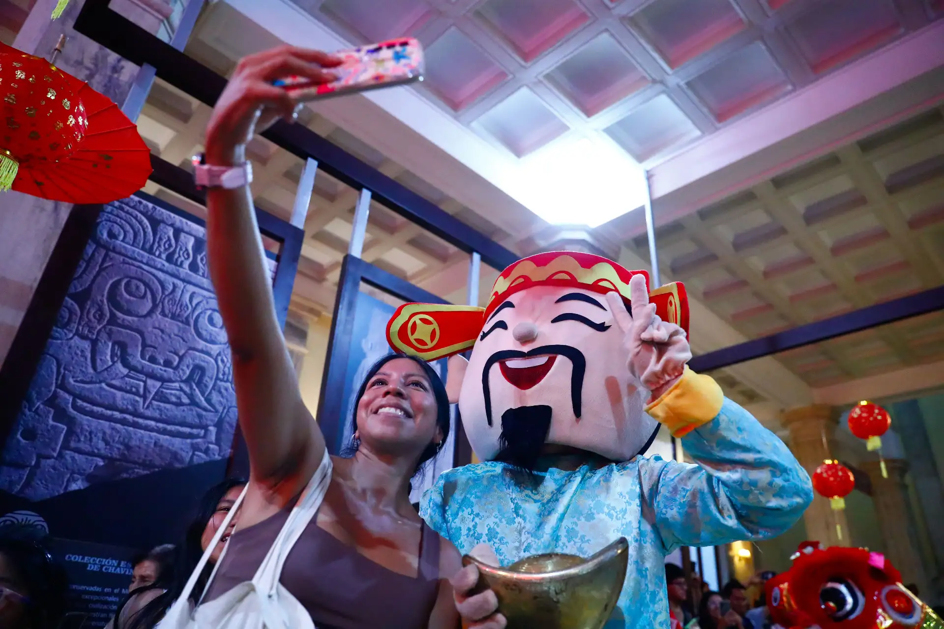 Al culminar el recorrido del Barrio Chino en el Centro de Lima, las más de 530 personas que participaron en la visita guiada pudieron apreciar un colorido espectáculo de música y danzas orientales, con la participación especial de los tradicionales dragones chinos, en el hall de la Biblioteca Nacional del Perú, en su sede del Cercado de Lima. Foto: ANDINA/Daniel Bracamonte