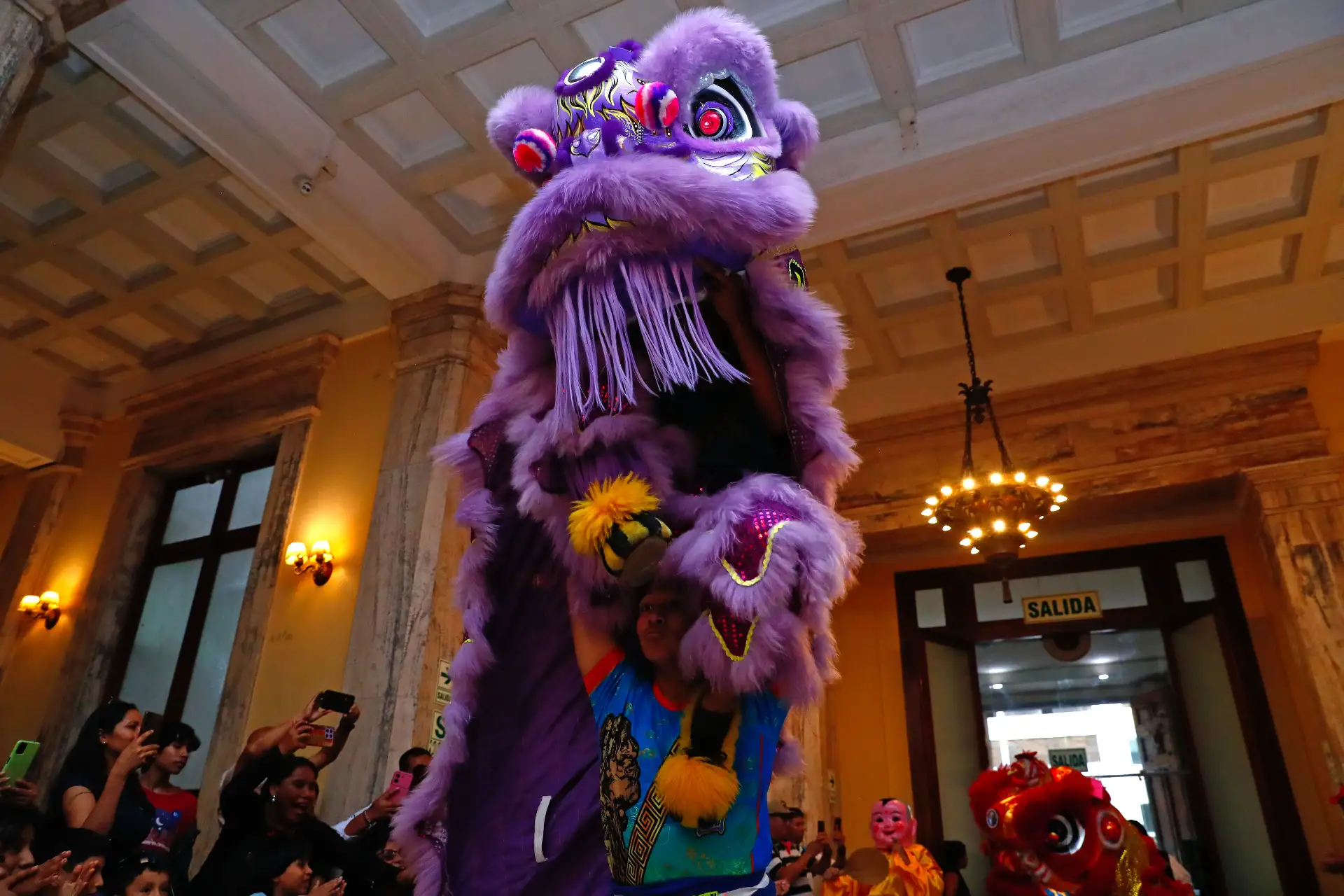 Al culminar el recorrido del Barrio Chino en el Centro de Lima, las más de 530 personas que participaron en la visita guiada pudieron apreciar un colorido espectáculo de música y danzas orientales, con la participación especial de los tradicionales dragones chinos, en el hall de la Biblioteca Nacional del Perú, en su sede del Cercado de Lima. Foto: ANDINA/Daniel Bracamonte