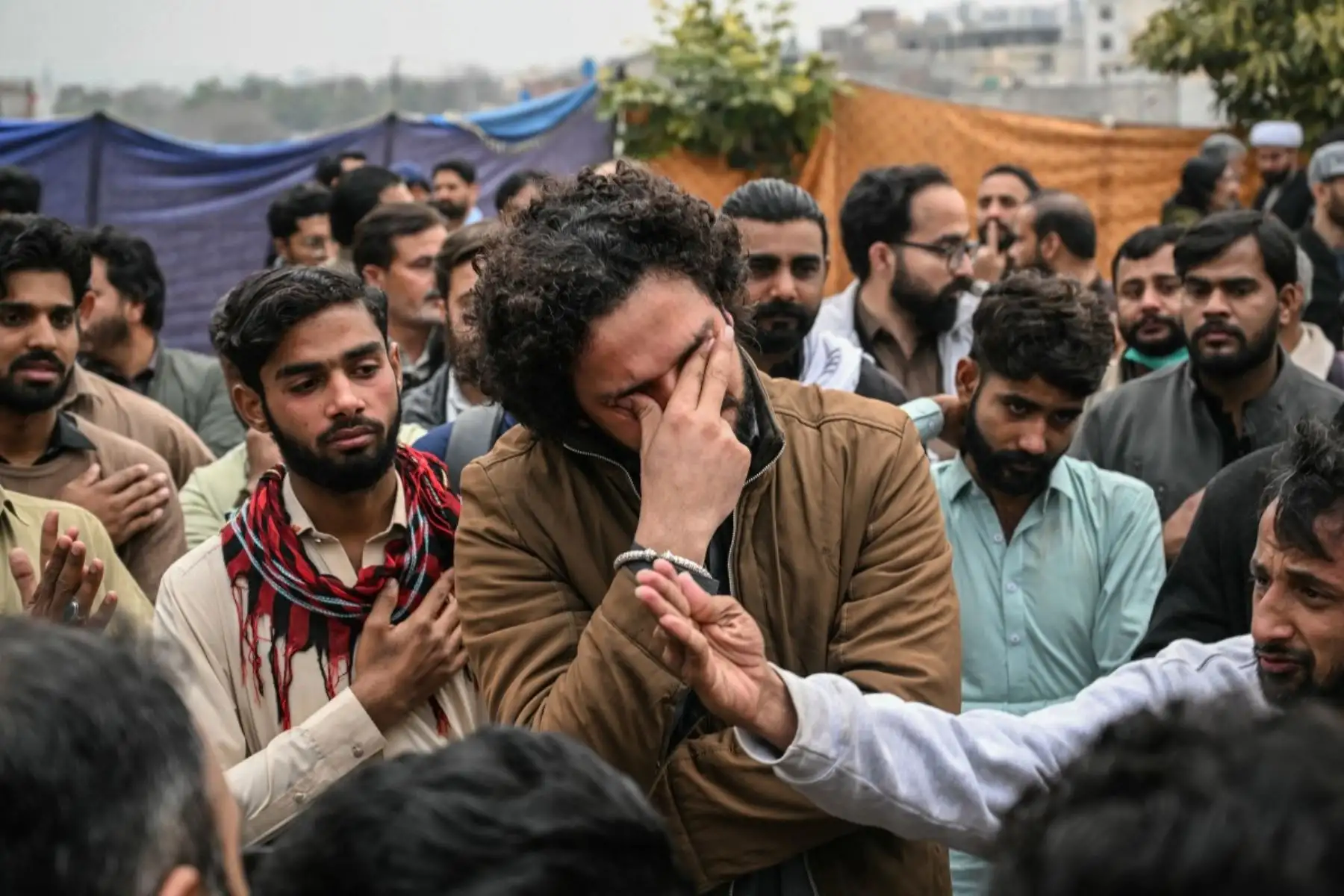 Un atentado suicida en una mezquita chiita de Islamabad, durante la oración del viernes, dejó más de 30 fallecidos y al menos 130 heridos. Foto: AFP