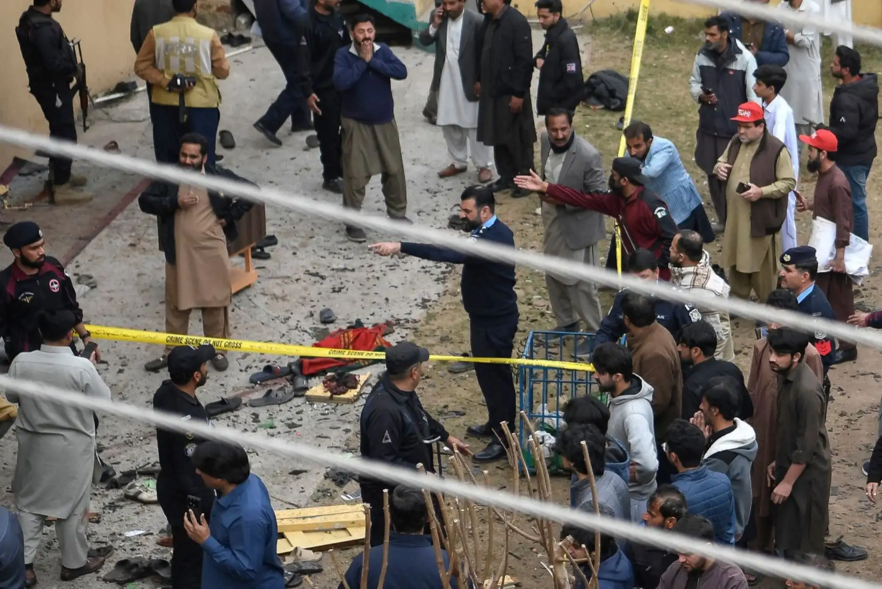 Un atentado suicida en una mezquita chiita de Islamabad, durante la oración del viernes, dejó más de 30 fallecidos y al menos 130 heridos. Foto: AFP