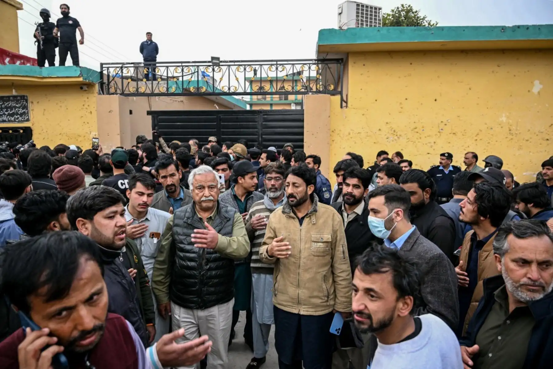 Los heridos fieron trasladados de emergencia a hospitales de Islamabad tras el atentado suicida en una mezquita chiita. Foto: AFP