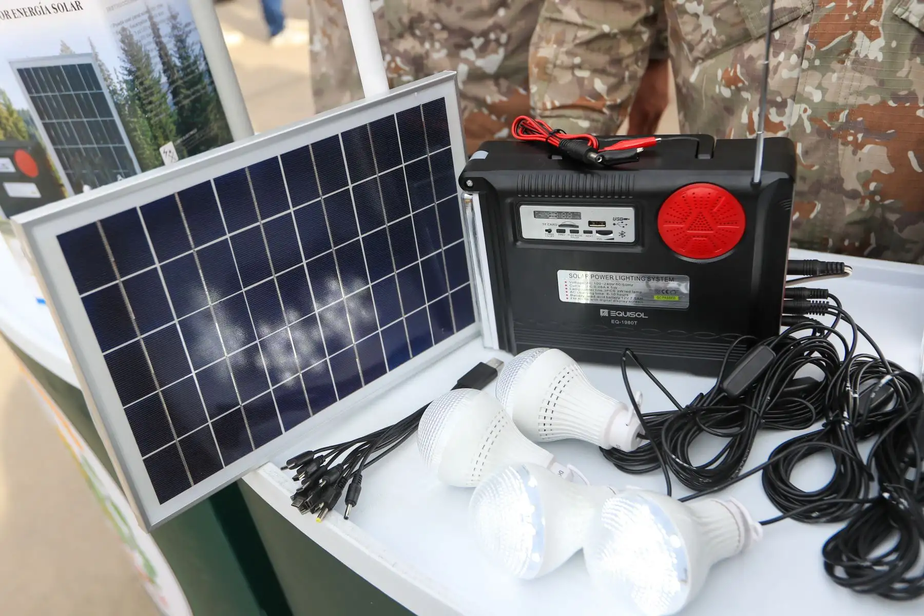 para las familias mas alejadas del país y de bajos recursos, se las hace entrega de estos focos alimentada con energía de paneles solares para que puedan contar con iluminación en sus hogares Foto: ANDINA/Ricardo Cuba