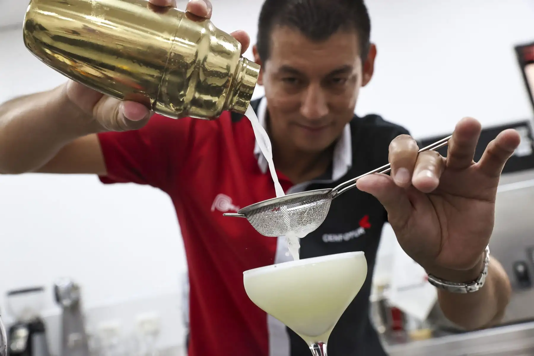 CENFOTUR celebra el Día del Pisco Sour resaltando la innovación en coctelería con tres versiones del clásico pisco preparado por el bartender docente Isaac Tejeda.

Foto: ANDINA/Juan Carlos Guzmán Negrini