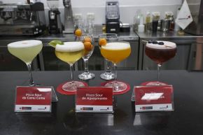 Bartender de Cenfotur Isaac Tejeda presentó la elaboración del pisco sour en tres versiones innovadoras. Foto: ANDINA/Juan Carlos Guzmán