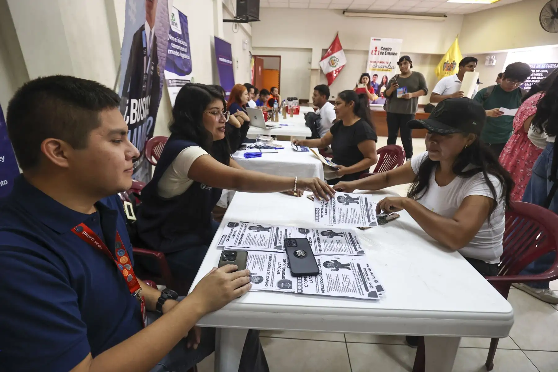 “Chamba en tu barrio”, actividad organizada por el Ministerio de Trabajo y Promoción del Empleo (MTPE) y la Municipalidad Distrital de Ate, ofrece más de 250 vacantes de trabajo dirigidas a personas de todas las edades con y sin experiencia laboral.

Foto:ANDINA / Juan Carlos Guzmán Negrini