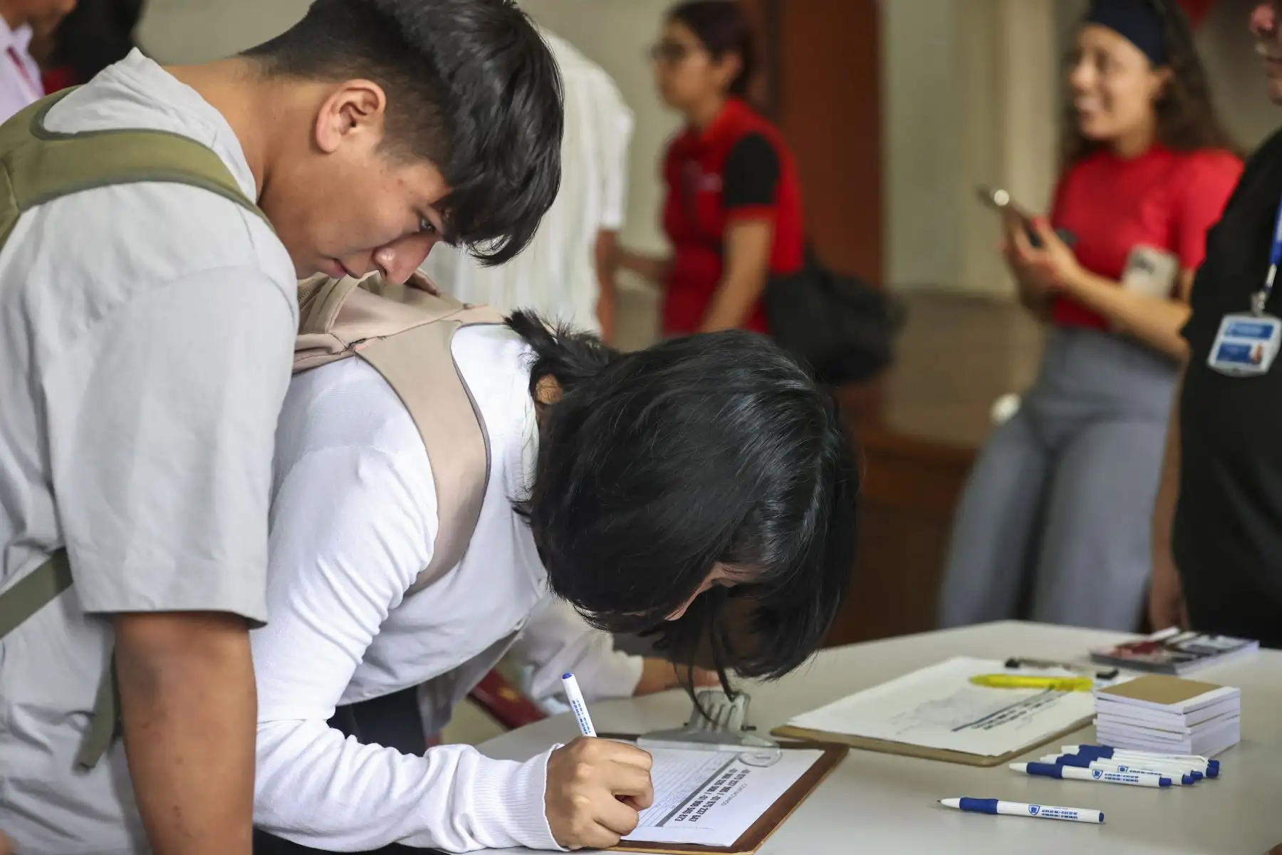 “Chamba en tu barrio”, actividad organizada por el Ministerio de Trabajo y Promoción del Empleo (MTPE) y la Municipalidad Distrital de Ate, ofrece más de 250 vacantes de trabajo dirigidas a personas de todas las edades con y sin experiencia laboral.

Foto:ANDINA / Juan Carlos Guzmán Negrini
