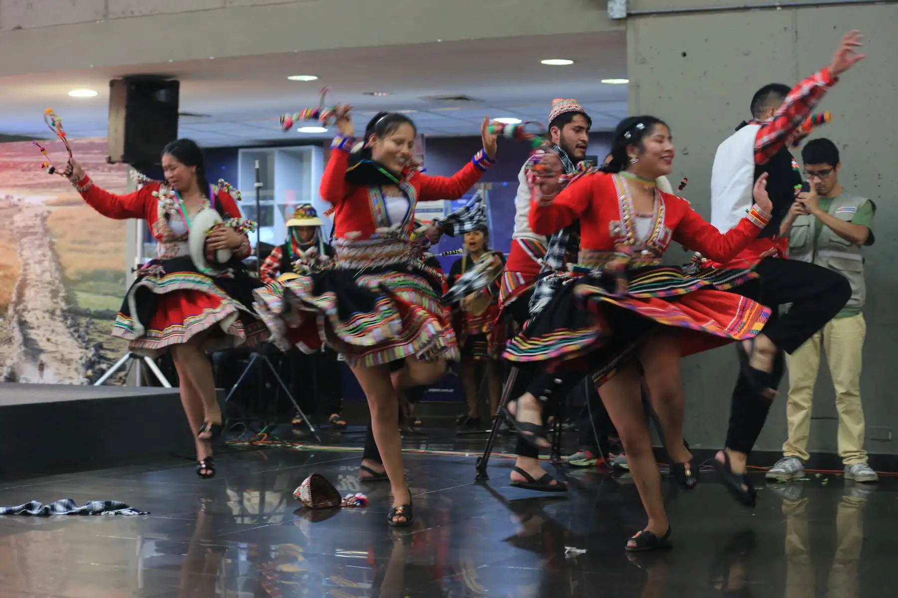 La autoridad regional destacó que el carnaval Apu Tusuy cumple un rol fundamental en el fortalecimiento de la identidad cultural y la promoción turística de Apurímac y de las regiones andinas. Foto: ANDINA/Héctor Vinces