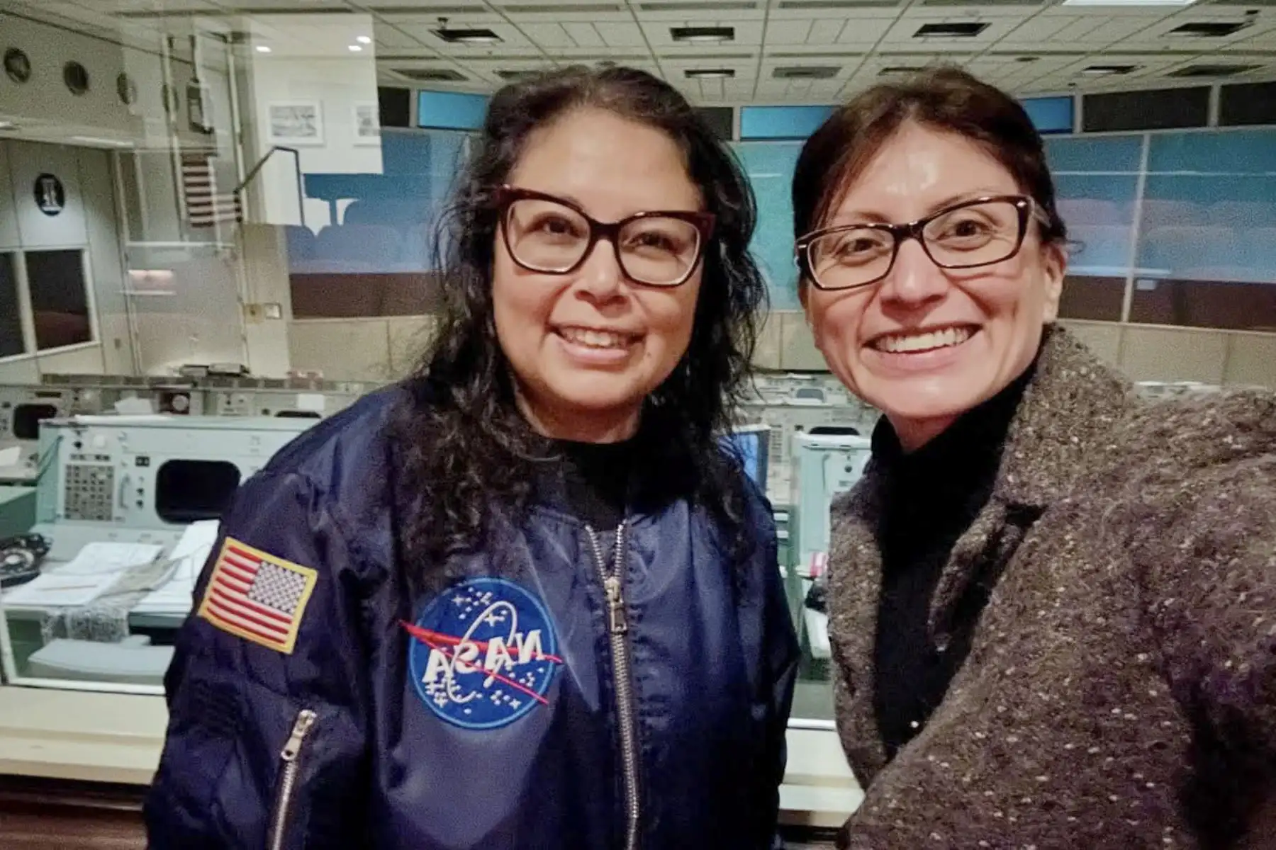 Más allá de lo técnico, la ingeniera mantiene un fuerte vínculo con sus raíces cusqueñas, donde aprendió el valor del trabajo en equipo, el ayni, que hoy aplica en la NASA. Convencida de que Artemis II es una fuente de inspiración global, anima a los jóvenes peruanos a perseguir sus sueños con educación y perseverancia, recordando que la exploración espacial también se construye con historias que nacen en el Perú. Foto: @thejackyspace