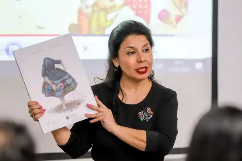 Artista y autora italo-peruana Carmen Plaza Abanto inaugura su muestra en la Gran Biblioteca Pública de Lima.