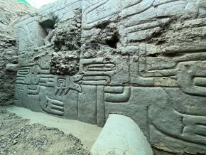 El impresionante mural tridimensional y policromado, de 4,000 años de antigüedad hallado en la huaca Yolanda fue considerado uno de los descubrimientos arqueológicos más importantes del 2025 por publicaciones especializadas internacionales. oto: Archivo PRAET-PUCP