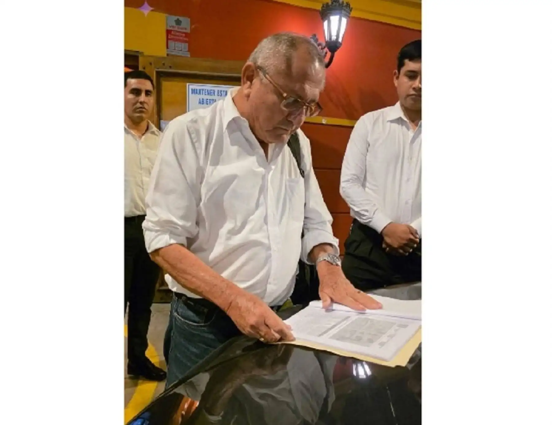 Bajo un fuerte resguardo policial, el gobernador regional de Tumbes, Segismundo Cruces, arribará en las próximas horas a la ciudad de Tumbes en un vuelo comercial, a fin de continuar con el proceso judicial que se le sigue. ANDINA/Difusión