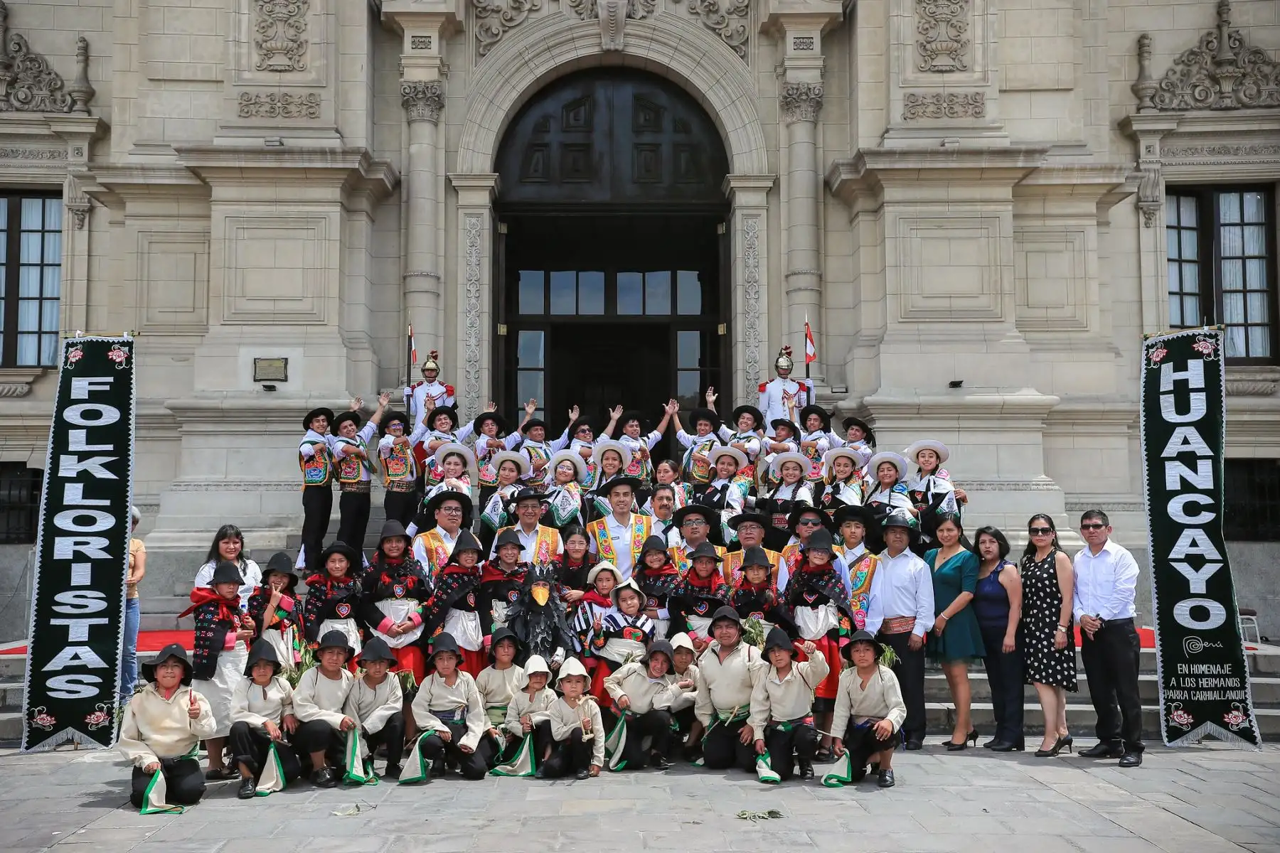 El presidente de la república, José Jerí, junto al congresista Illich López, participó en el lanzamiento de la Ruta del Huaylarsh Wanka 2026, un circuito cultural y festivo impulsado desde Junín que busca revalorar y difundir el huaylarsh, danza ancestral declarada Patrimonio Cultural de la Nación, como símbolo de identidad, alegría y tradición viva del país. Foto: ANDINA/Prensa Presidencia
