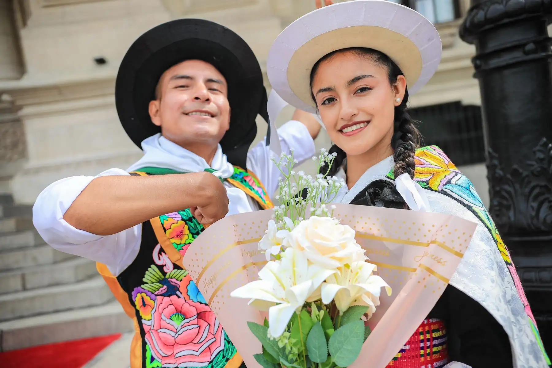 El presidente de la república, José Jerí, junto al congresista Illich López, participó en el lanzamiento de la Ruta del Huaylarsh Wanka 2026, un circuito cultural y festivo impulsado desde Junín que busca revalorar y difundir el huaylarsh, danza ancestral declarada Patrimonio Cultural de la Nación, como símbolo de identidad, alegría y tradición viva del país. Foto: ANDINA/Prensa Presidencia