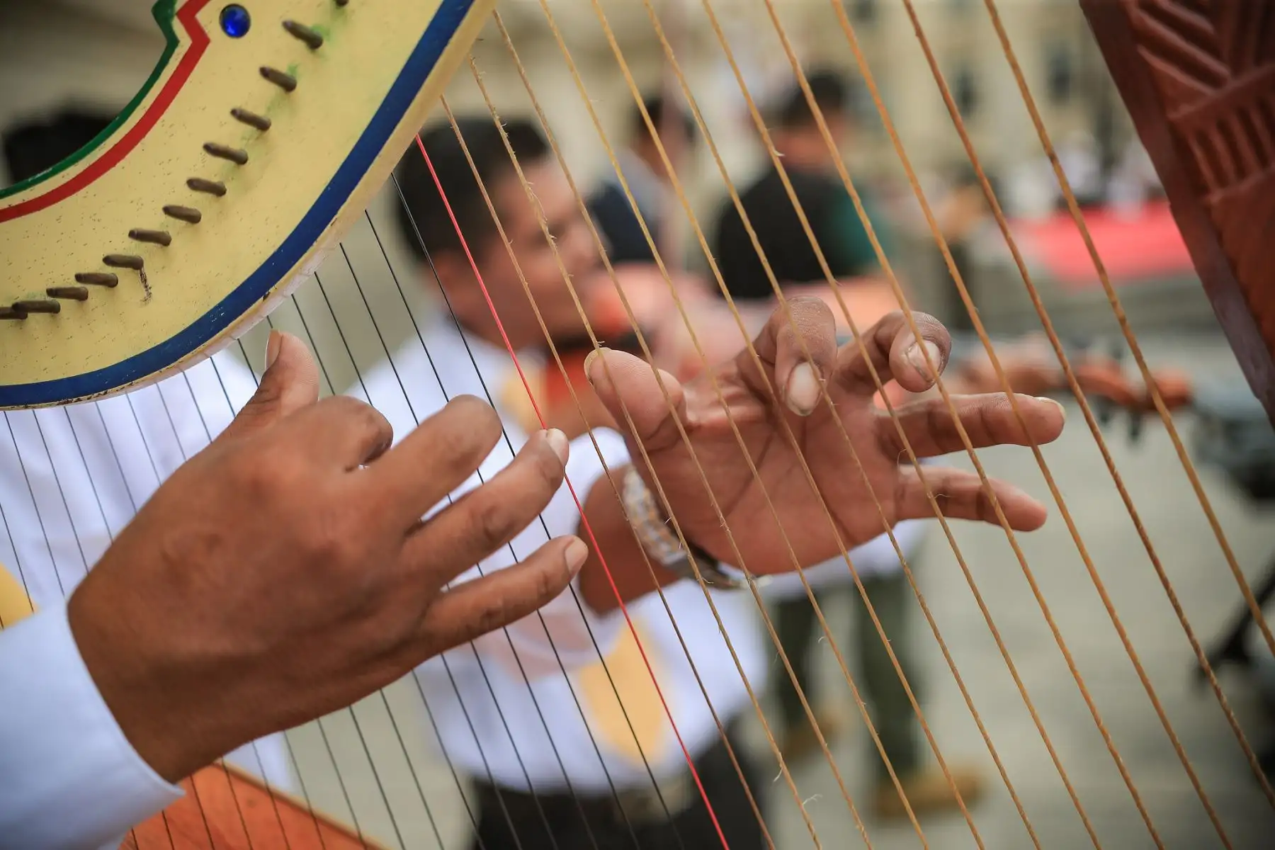 El presidente de la república, José Jerí, junto al congresista Illich López, participó en el lanzamiento de la Ruta del Huaylarsh Wanka 2026, un circuito cultural y festivo impulsado desde Junín que busca revalorar y difundir el huaylarsh, danza ancestral declarada Patrimonio Cultural de la Nación, como símbolo de identidad, alegría y tradición viva del país. Foto: ANDINA/Prensa Presidencia