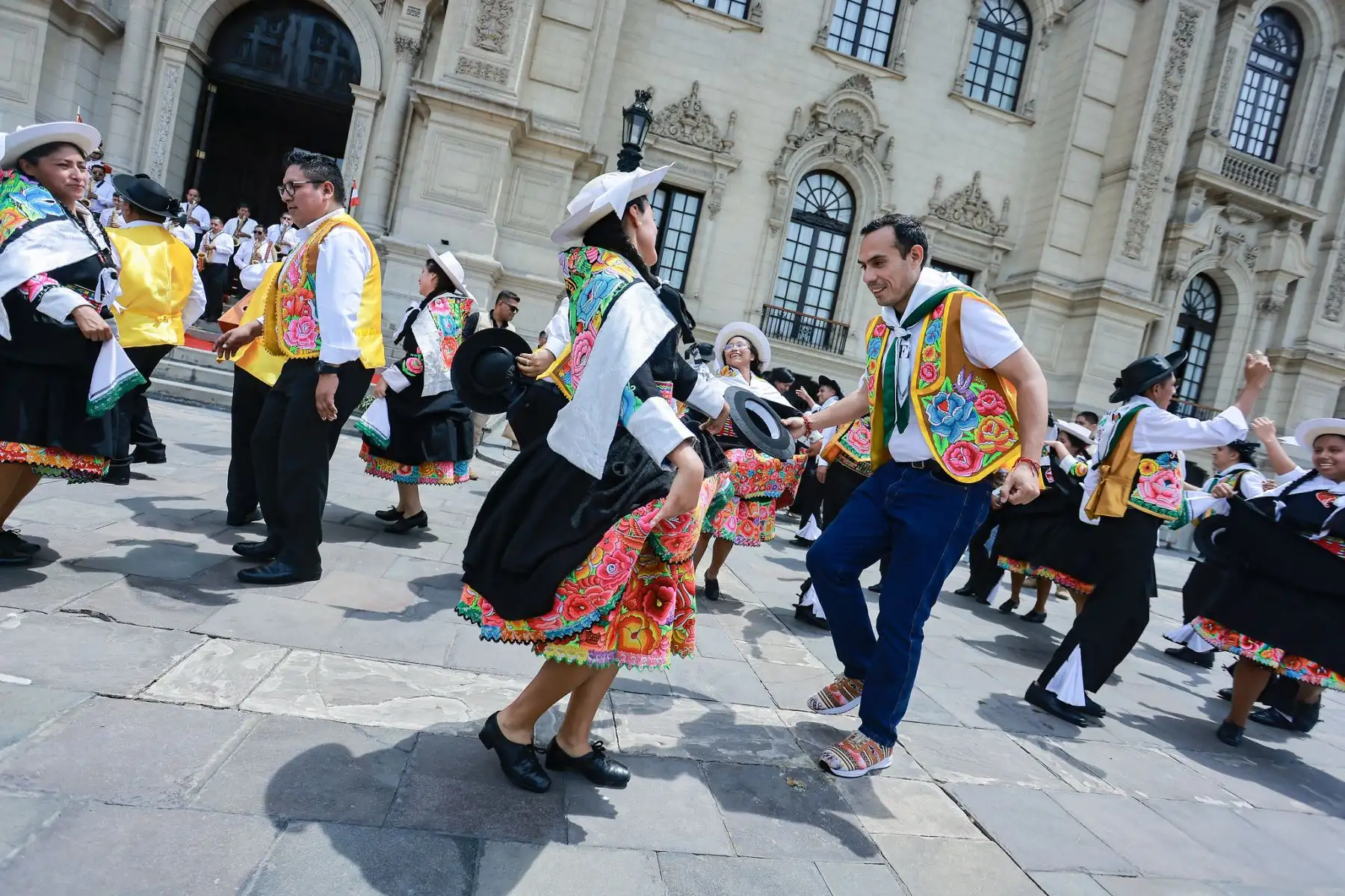 El presidente de la república, José Jerí, junto al congresista Illich López, participó en el lanzamiento de la Ruta del Huaylarsh Wanka 2026, un circuito cultural y festivo impulsado desde Junín que busca revalorar y difundir el huaylarsh, danza ancestral declarada Patrimonio Cultural de la Nación, como símbolo de identidad, alegría y tradición viva del país. Foto: ANDINA/Prensa Presidencia