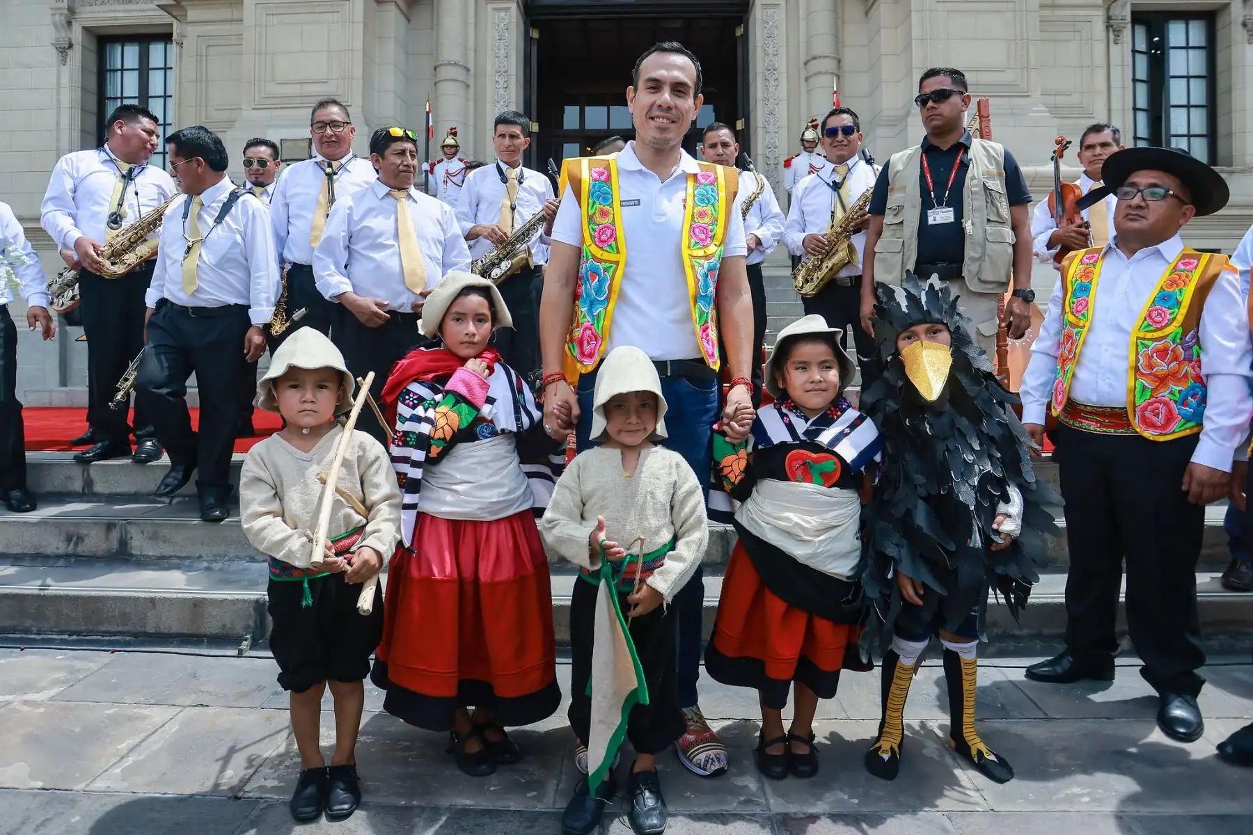 El presidente de la república, José Jerí, junto al congresista Illich López, participó en el lanzamiento de la Ruta del Huaylarsh Wanka 2026, un circuito cultural y festivo impulsado desde Junín que busca revalorar y difundir el huaylarsh, danza ancestral declarada Patrimonio Cultural de la Nación, como símbolo de identidad, alegría y tradición viva del país. Foto: ANDINA/Prensa Presidencia