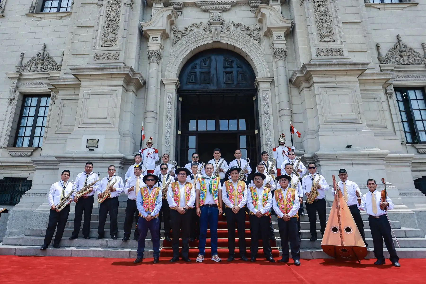 El presidente de la república, José Jerí, junto al congresista Illich López, participó en el lanzamiento de la Ruta del Huaylarsh Wanka 2026, un circuito cultural y festivo impulsado desde Junín que busca revalorar y difundir el huaylarsh, danza ancestral declarada Patrimonio Cultural de la Nación, como símbolo de identidad, alegría y tradición viva del país. Foto: ANDINA/Prensa Presidencia