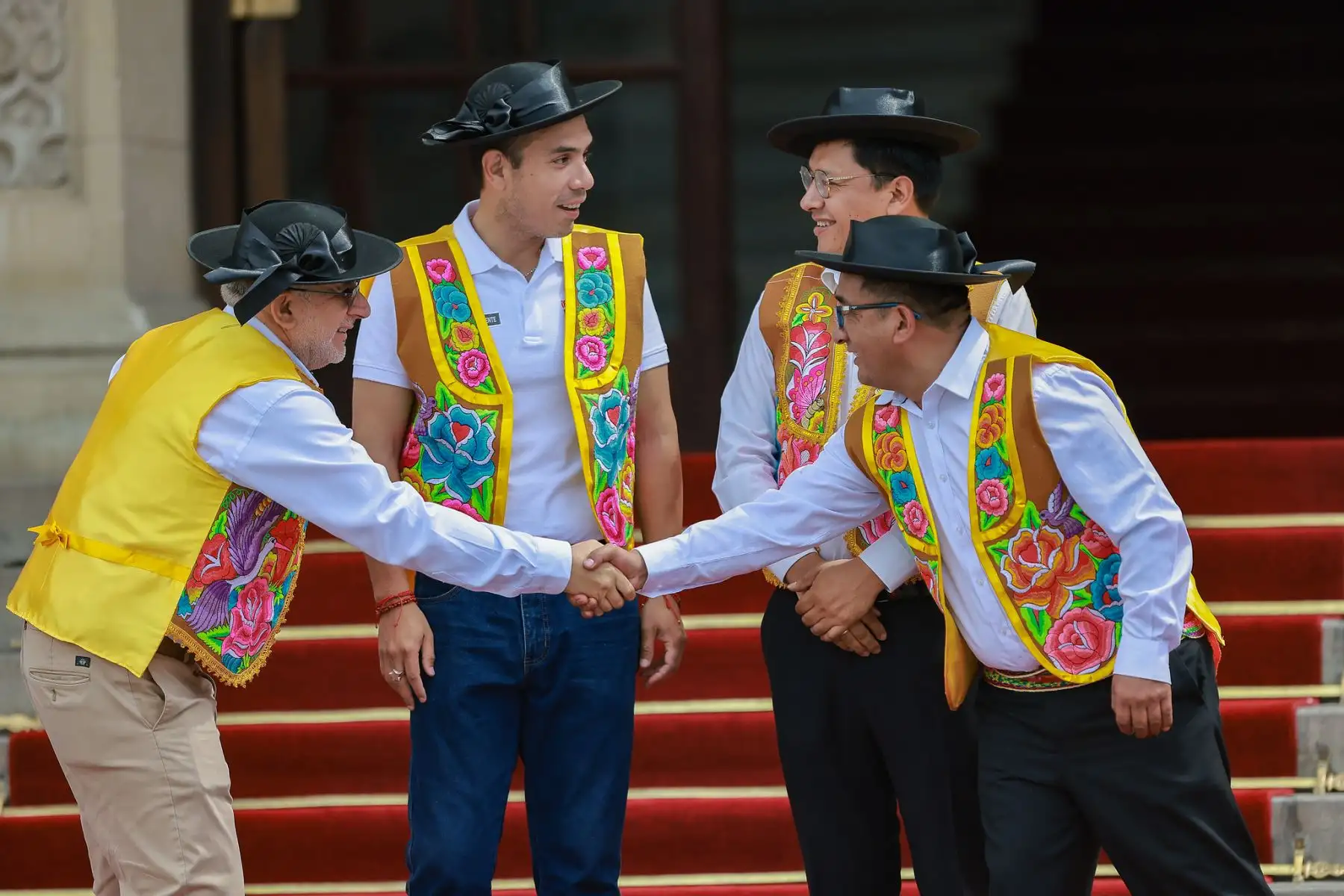 El presidente de la república, José Jerí, junto al congresista Illich López, participó en el lanzamiento de la Ruta del Huaylarsh Wanka 2026, un circuito cultural y festivo impulsado desde Junín que busca revalorar y difundir el huaylarsh, danza ancestral declarada Patrimonio Cultural de la Nación, como símbolo de identidad, alegría y tradición viva del país. Foto: ANDINA/Prensa Presidencia