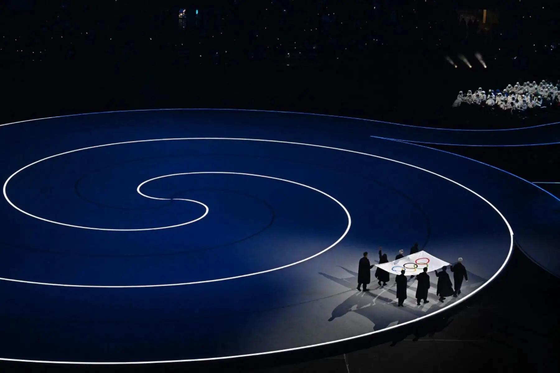 La embajadora de la ONU para la Paz y actriz sudafricana Charlize Theron transmite un mensaje de esperanza durante la ceremonia de apertura de los Juegos Olímpicos de Invierno Milano Cortina 2026 en el estadio San Siro de Milán, norte de Italia, el 6 de febrero de 2026. (Foto: Gabriel BOUYS / AFP)