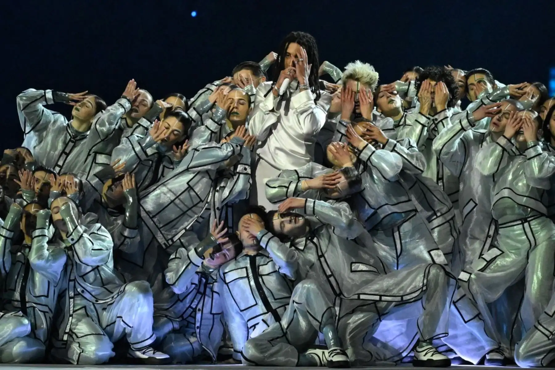 El rapero italiano Ghali se presenta durante la ceremonia de apertura de los Juegos Olímpicos de Invierno Milano Cortina 2026 en el estadio San Siro de Milán, norte de Italia, el 6 de febrero de 2026. (Foto de WANG Zhao / AFP)