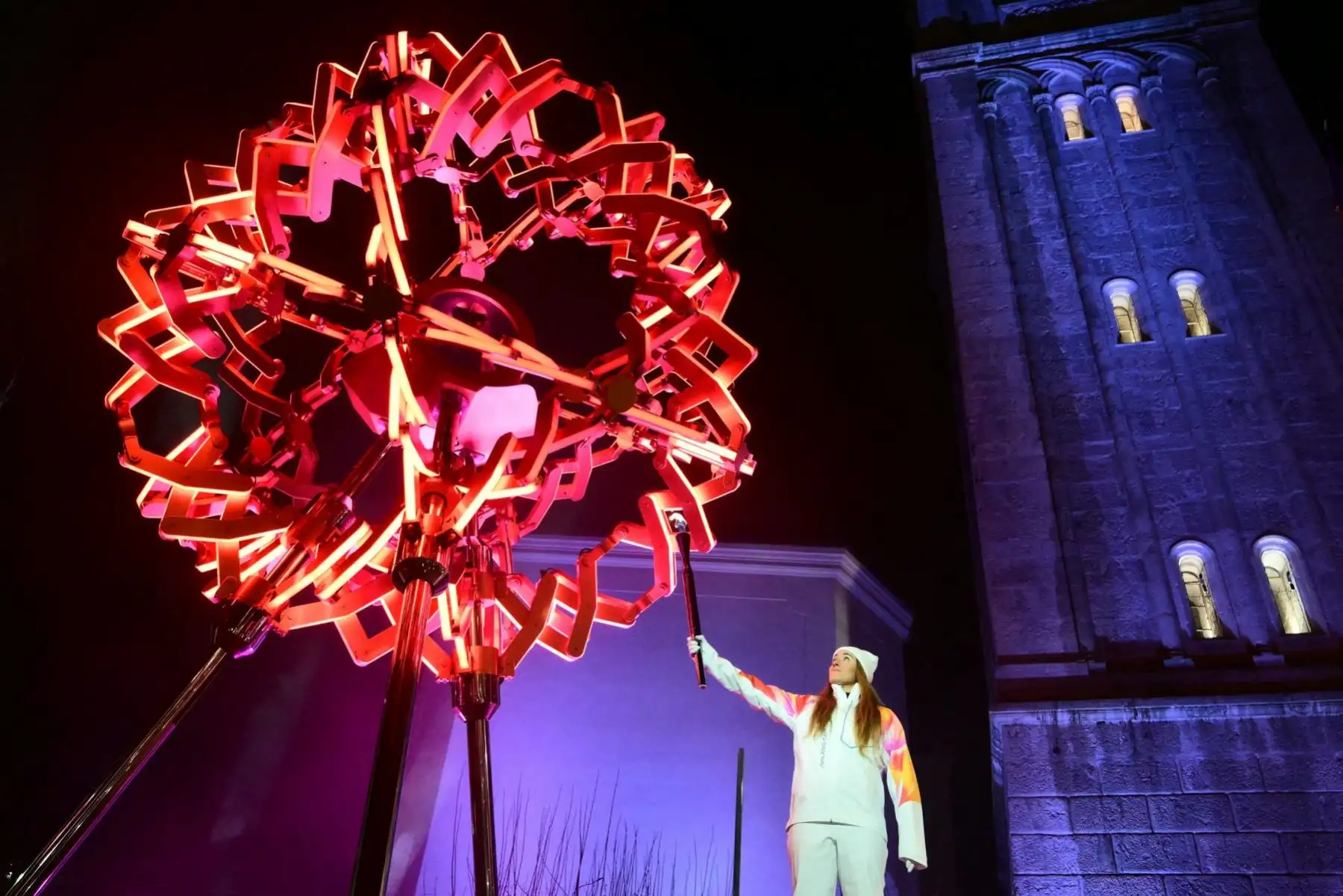 La última portadora de la antorcha, la esquiadora italiana Sofia Goggia, sostiene la antorcha de la llama olímpica para encender el pebetero olímpico diseñado por Marco Balich durante la ceremonia de apertura de los Juegos Olímpicos de Invierno de Milán Cortina 2026 en la Piazza Angelo Dibona en Cortina d