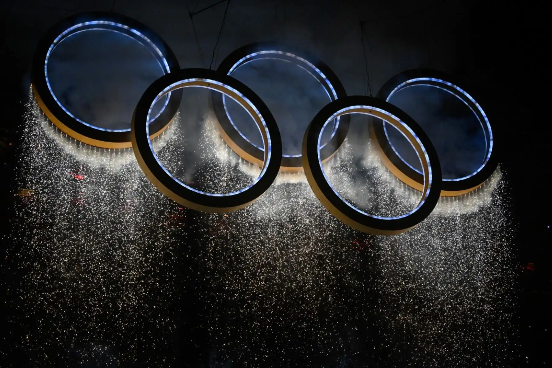 Una vista general muestra los Anillos Olímpicos durante la ceremonia de apertura de los Juegos Olímpicos de Invierno Milano Cortina 2026 en el estadio San Siro de Milán, norte de Italia, el 6 de febrero de 2026. (Foto de Alexander NEMENOV / AFP)