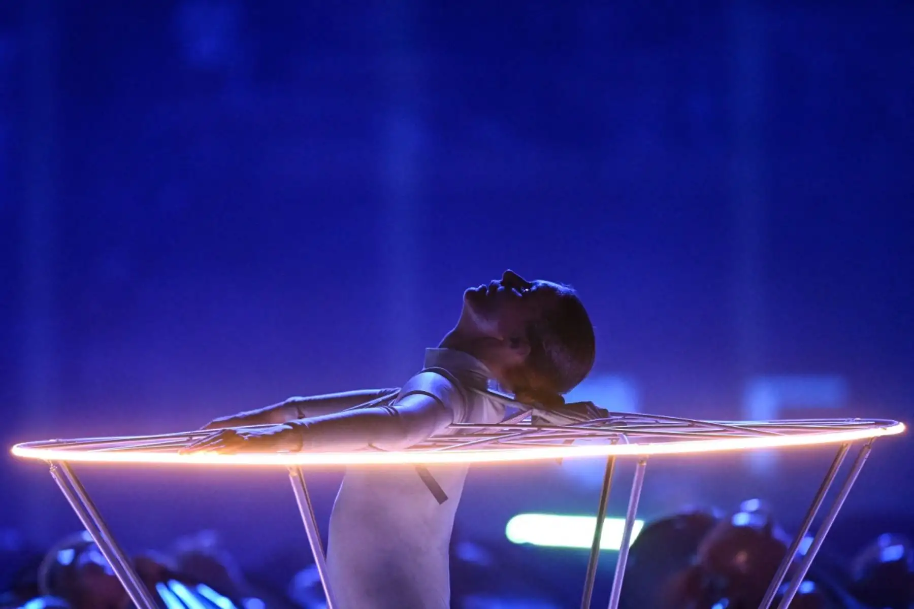 Una bailarina se presenta durante la ceremonia de apertura de los Juegos Olímpicos de Invierno Milano Cortina 2026 en el estadio San Siro de Milán, norte de Italia, el 6 de febrero de 2026. (Foto de WANG Zhao / AFP)