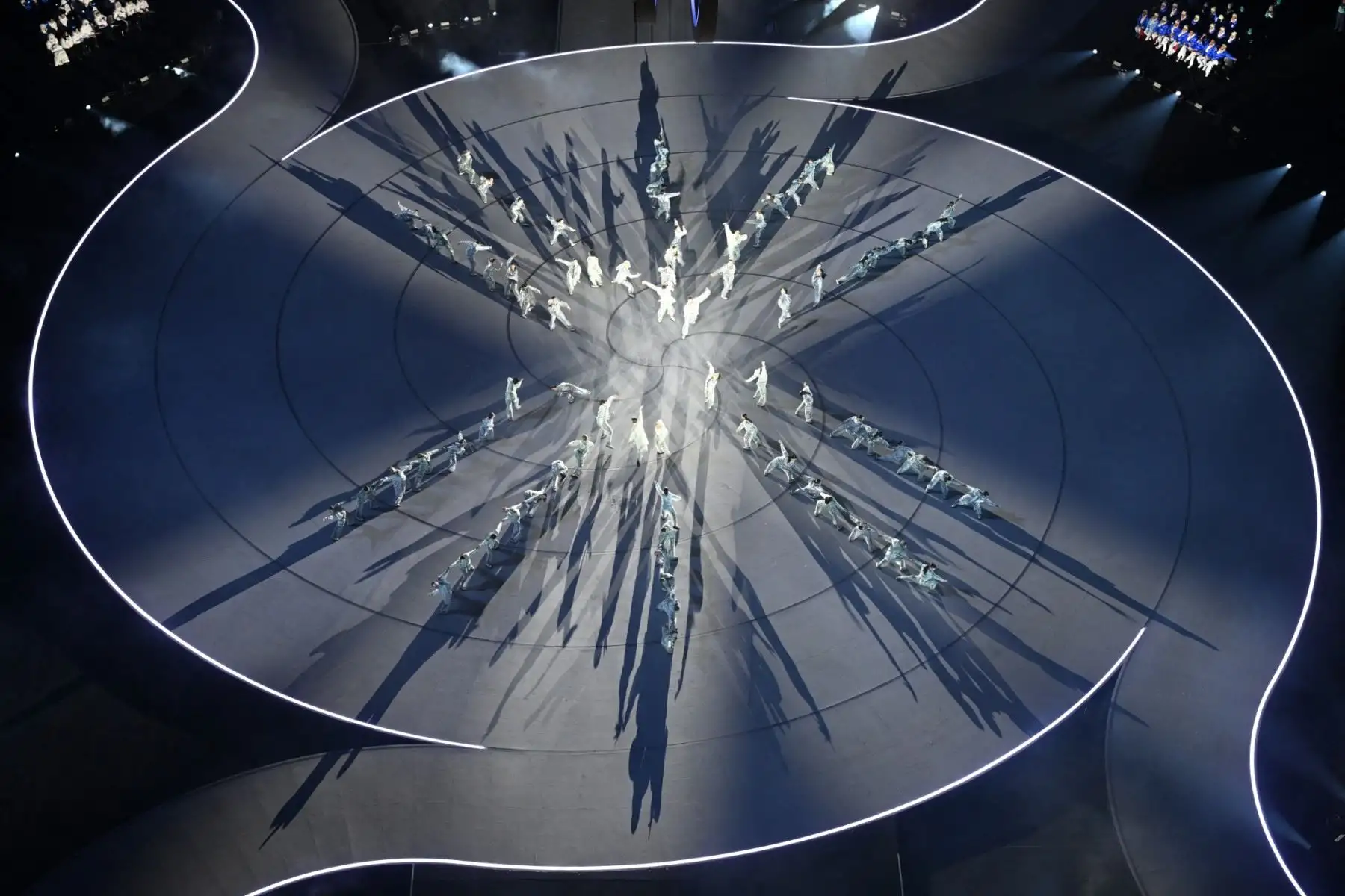 Bailarines actúan durante la ceremonia inaugural de los Juegos Olímpicos de Invierno Milano Cortina 2026 en el estadio San Siro de Milán, norte de Italia, el 6 de febrero de 2026. (Foto de Antonin THUILLIER / AFP)