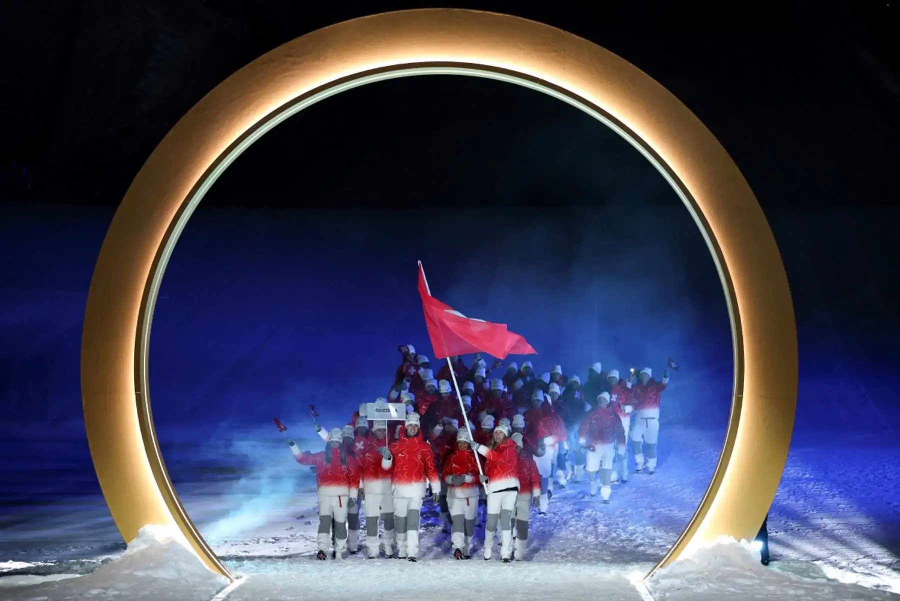 Los atletas del equipo suizo llegan a la ceremonia de apertura de los Juegos Olímpicos de Invierno Milano Cortina 2026 en Livigno, norte de Italia, el 6 de febrero de 2026. (Foto de Cameron Spencer / POOL / AFP)