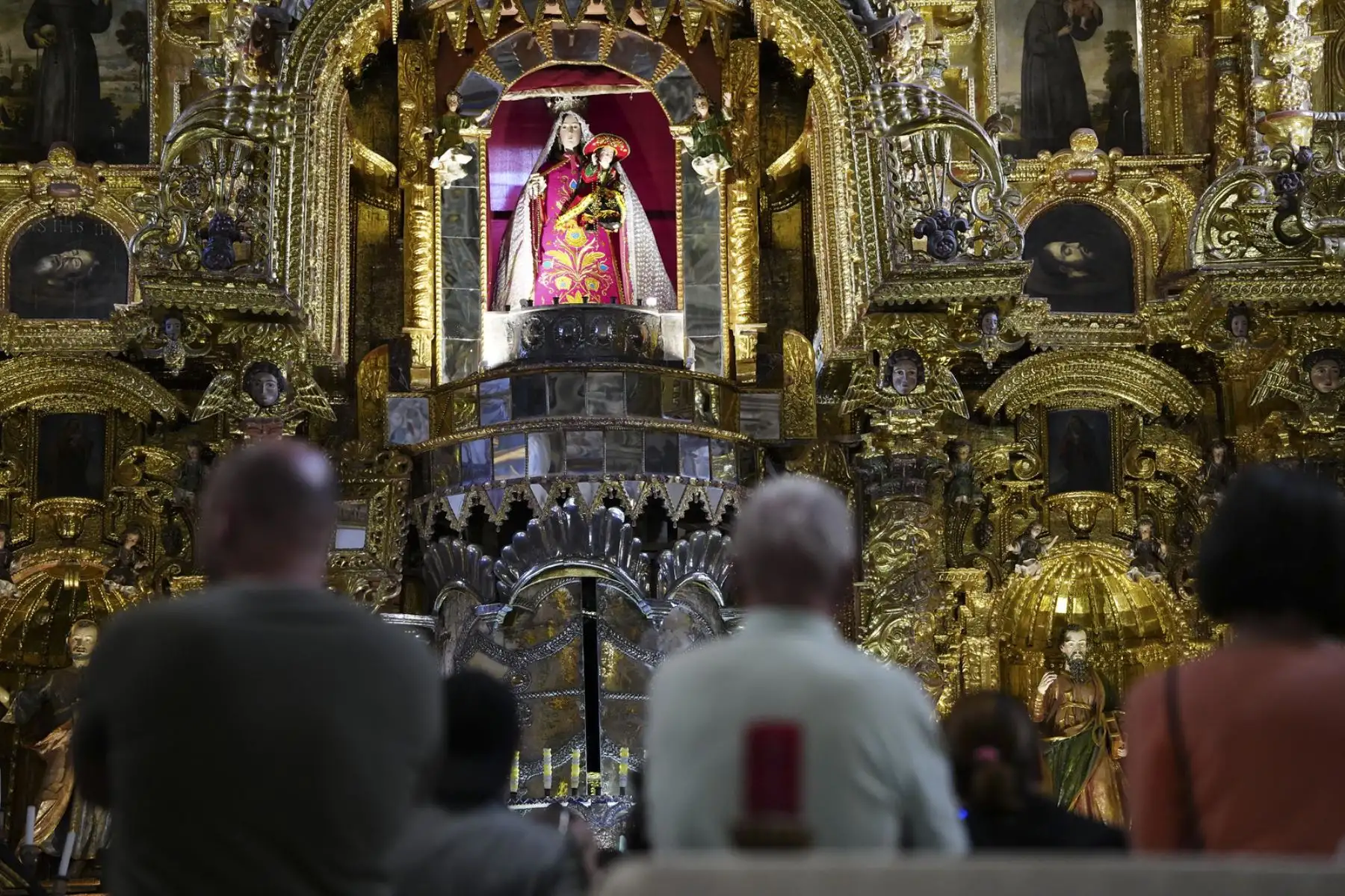 El Templo de San Pedro Apóstol de Andahuaylillas se distingue por ser un verdadero museo vivo del barroco andino, con su interior cubierto de murales, lienzos y retablos que reflejan la fusión entre las tradiciones indígenas y el arte europeo. Foto: Mincetur