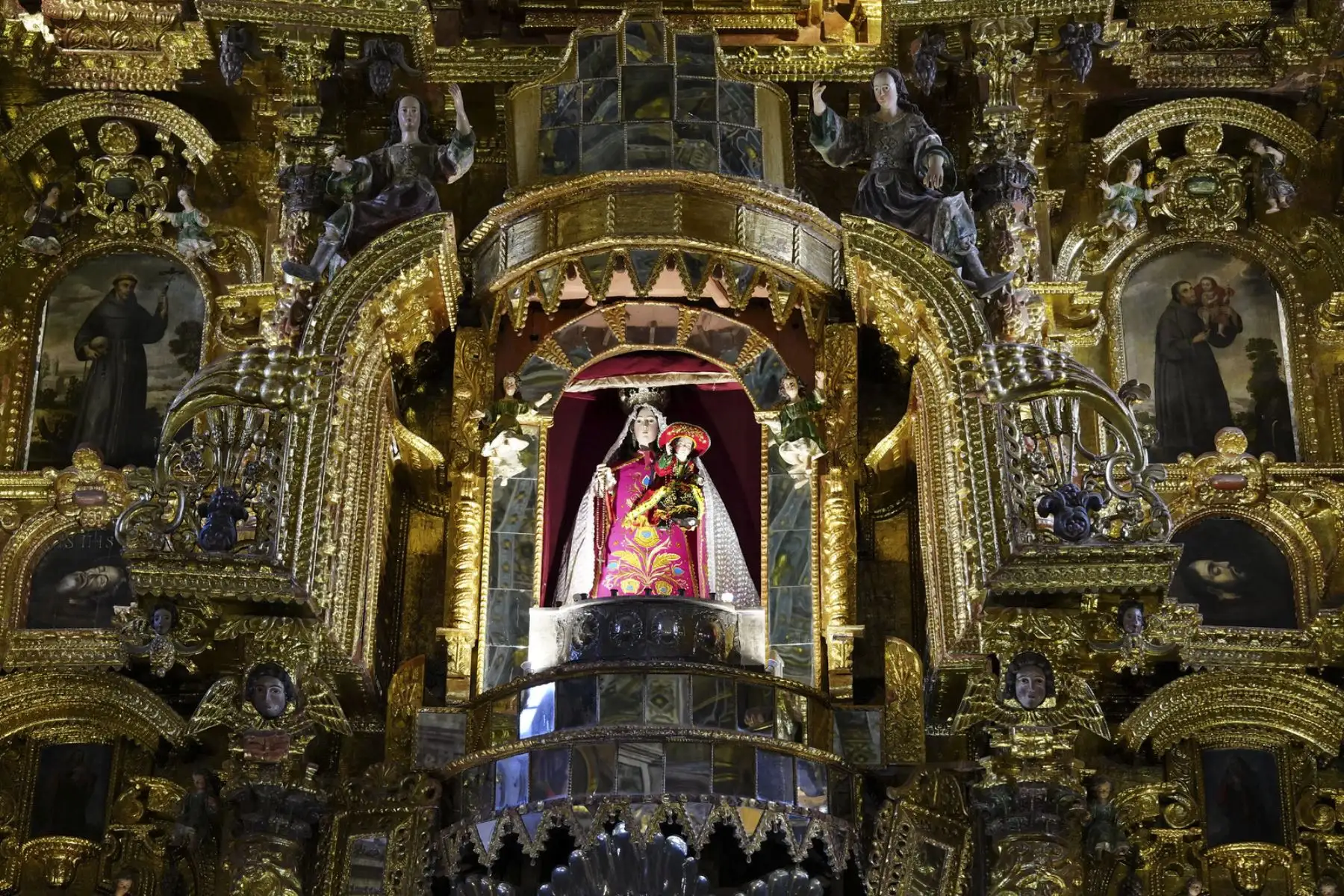 Su interior está decorado con murales, lienzos, retablos y artesanías de estilo barroco mestizo, consolidando su importancia en el turismo cultural y religioso. Foto: Mincetur