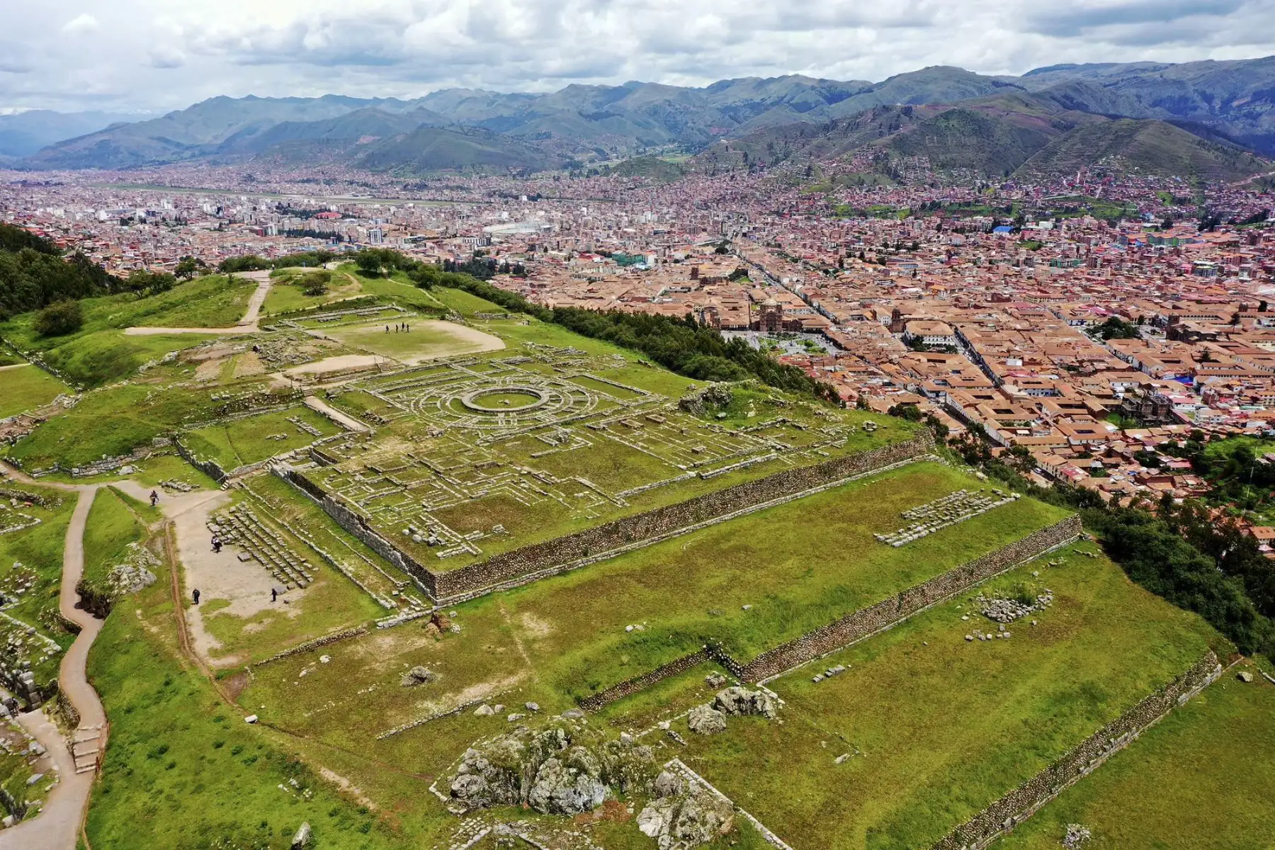 Autoridades regionales y locales recibieron la distinción en un acto que reafirmó el compromiso del Estado con la preservación y promoción del patrimonio cultural peruano. Foto: Mincetur