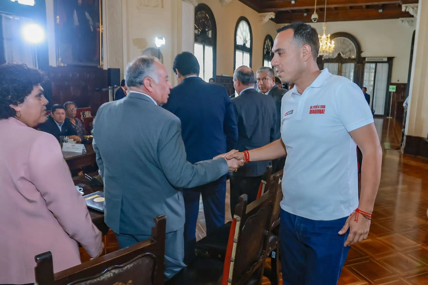Hoy, el presidente José Jerí recibió a representantes de la Confederación Nacional de Rondas Campesinas y Nativas del Perú (CONARCANP) en un espacio de diálogo abierto y respetuoso, donde reafirmó su compromiso de mantener comunicación constante con las comunidades y propuso el 6 de marzo como fecha para un próximo encuentro, subrayando que la colaboración entre el Estado y los distintos sectores fortalece al país. Foto: Presidencia