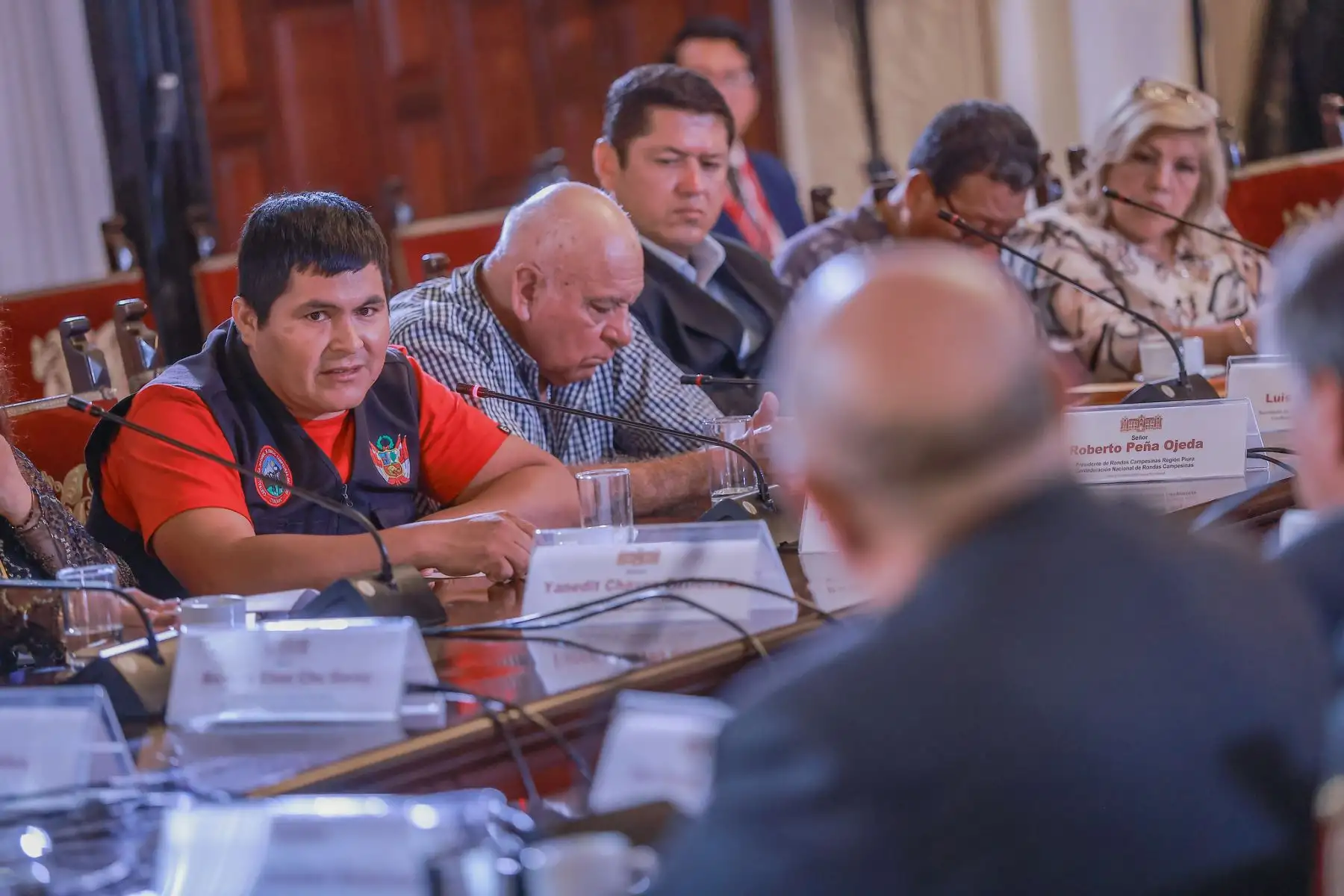 Hoy, el presidente José Jerí recibió a representantes de la Confederación Nacional de Rondas Campesinas y Nativas del Perú (CONARCANP) en un espacio de diálogo abierto y respetuoso, donde reafirmó su compromiso de mantener comunicación constante con las comunidades y propuso el 6 de marzo como fecha para un próximo encuentro, subrayando que la colaboración entre el Estado y los distintos sectores fortalece al país. Foto: Presidencia