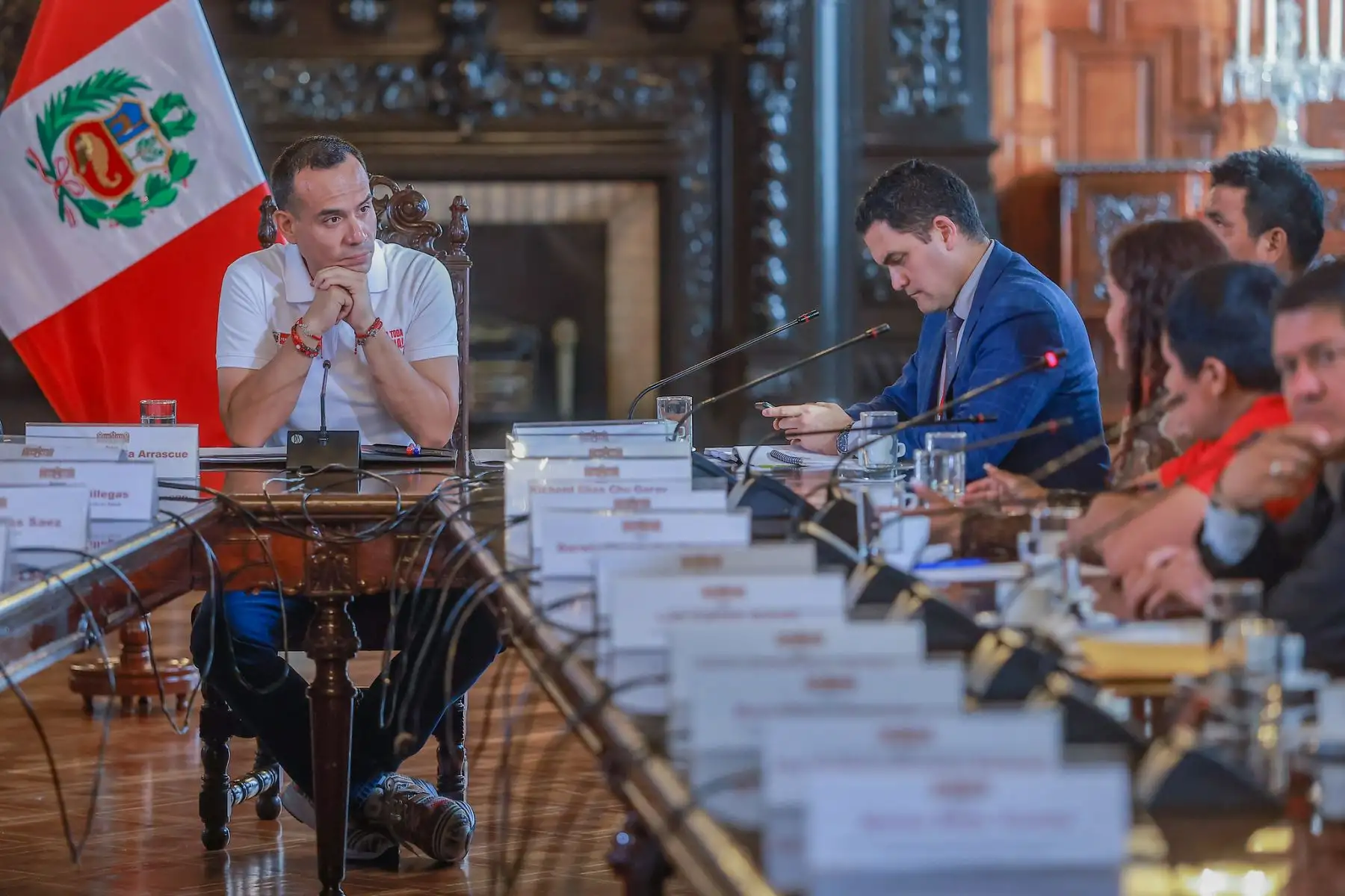 Hoy, el presidente José Jerí recibió a representantes de la Confederación Nacional de Rondas Campesinas y Nativas del Perú (CONARCANP) en un espacio de diálogo abierto y respetuoso, donde reafirmó su compromiso de mantener comunicación constante con las comunidades y propuso el 6 de marzo como fecha para un próximo encuentro, subrayando que la colaboración entre el Estado y los distintos sectores fortalece al país. Foto: Presidencia