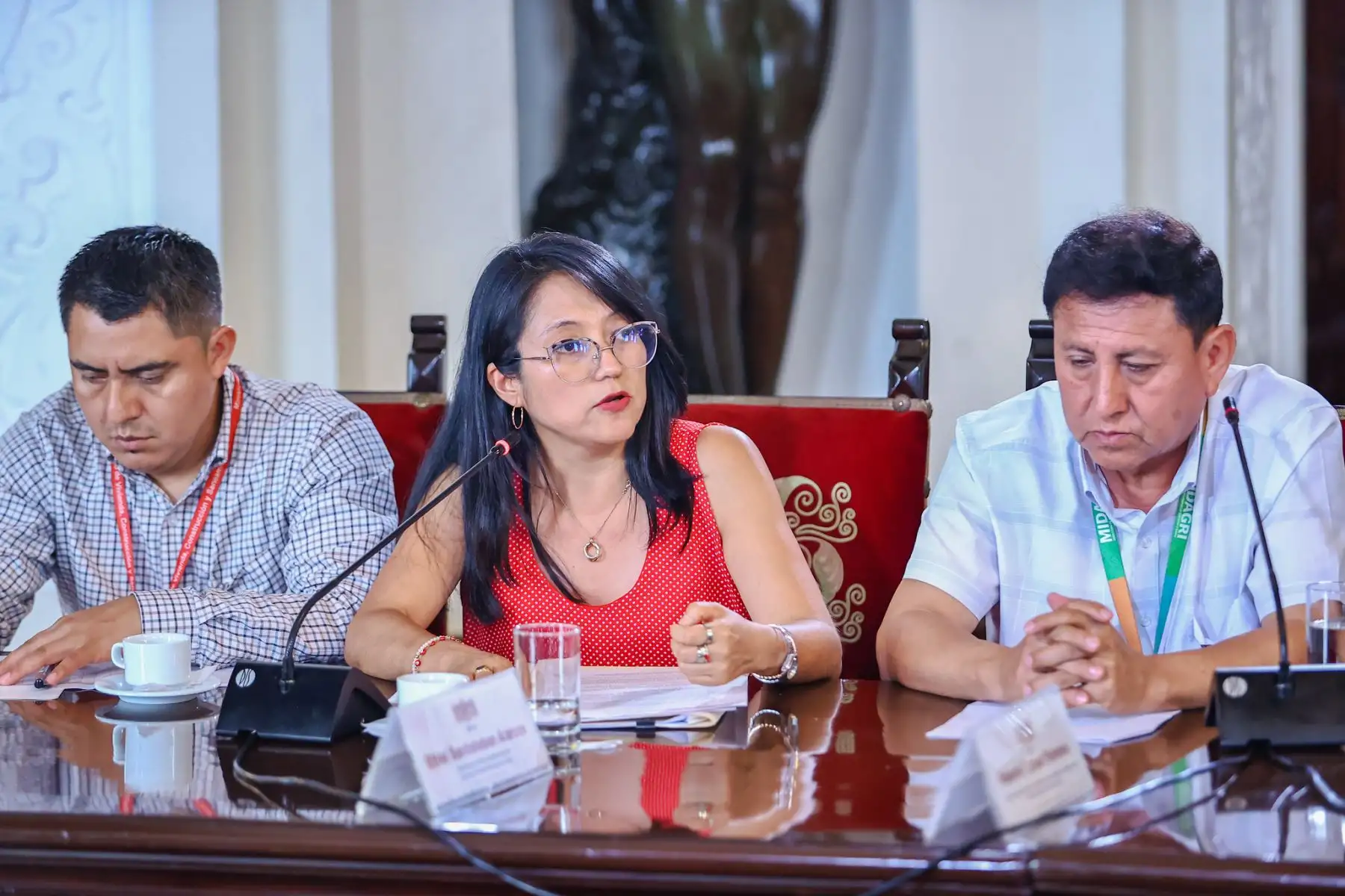 Hoy, el presidente José Jerí recibió a representantes de la Confederación Nacional de Rondas Campesinas y Nativas del Perú (CONARCANP) en un espacio de diálogo abierto y respetuoso, donde reafirmó su compromiso de mantener comunicación constante con las comunidades y propuso el 6 de marzo como fecha para un próximo encuentro, subrayando que la colaboración entre el Estado y los distintos sectores fortalece al país. Foto: Presidencia