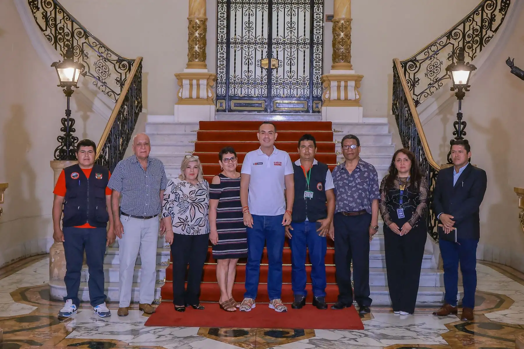 Hoy, el presidente José Jerí recibió a representantes de la Confederación Nacional de Rondas Campesinas y Nativas del Perú (CONARCANP) en un espacio de diálogo abierto y respetuoso, donde reafirmó su compromiso de mantener comunicación constante con las comunidades y propuso el 6 de marzo como fecha para un próximo encuentro, subrayando que la colaboración entre el Estado y los distintos sectores fortalece al país. Foto: Presidencia