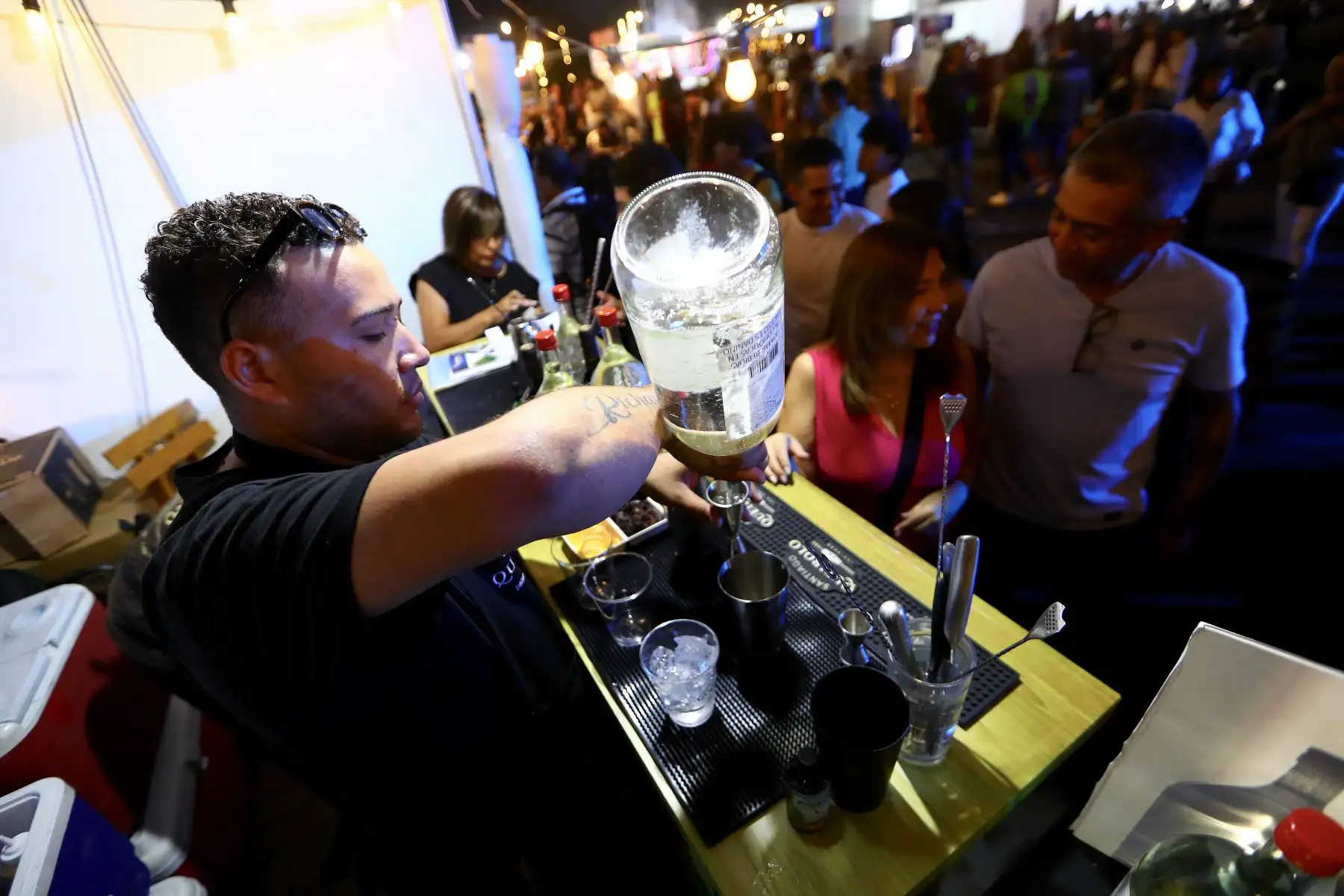 Productores y emprendedores participan ofreciendo diversas presentaciones del tradicional pisco sur.
Foto: ANDINA/Verónica Calderón Zúñiga