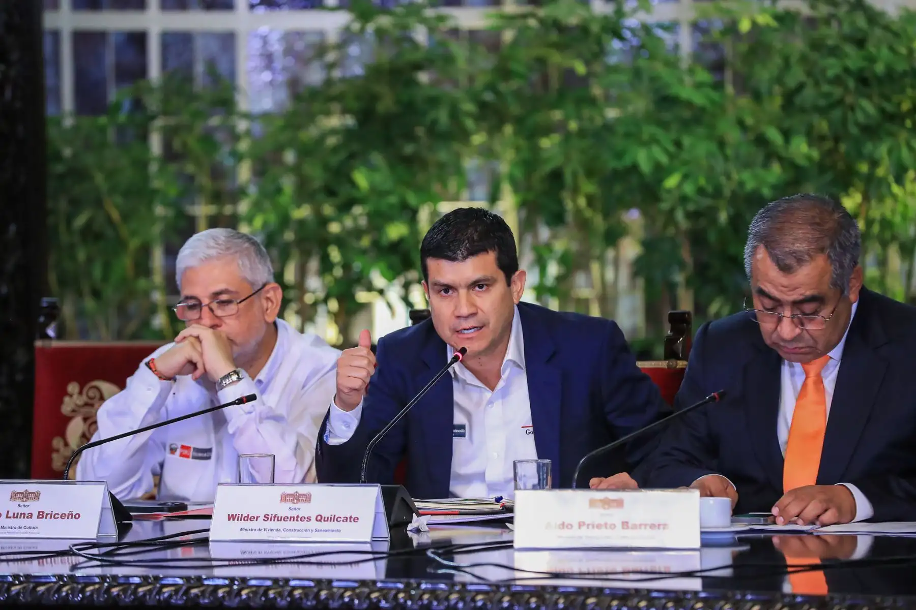 El presidente de la República, José Jerí, se reunió con representantes de la Asociación Nacional de Municipalidades Distritales (AMIDUP) para reforzar el diálogo con los gobiernos locales y anunció que el Ejecutivo solicitará un crédito suplementario al Congreso para garantizar la continuidad de las obras, además de informar la aprobación de la distribución del Foncomun para fortalecer los recursos municipales. Foto: Presidencia