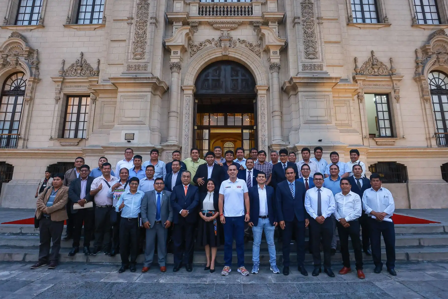 El presidente de la República, José Jerí, se reunió con representantes de la Asociación Nacional de Municipalidades Distritales (AMIDUP) para reforzar el diálogo con los gobiernos locales y anunció que el Ejecutivo solicitará un crédito suplementario al Congreso para garantizar la continuidad de las obras, además de informar la aprobación de la distribución del Foncomun para fortalecer los recursos municipales. Foto: Presidencia