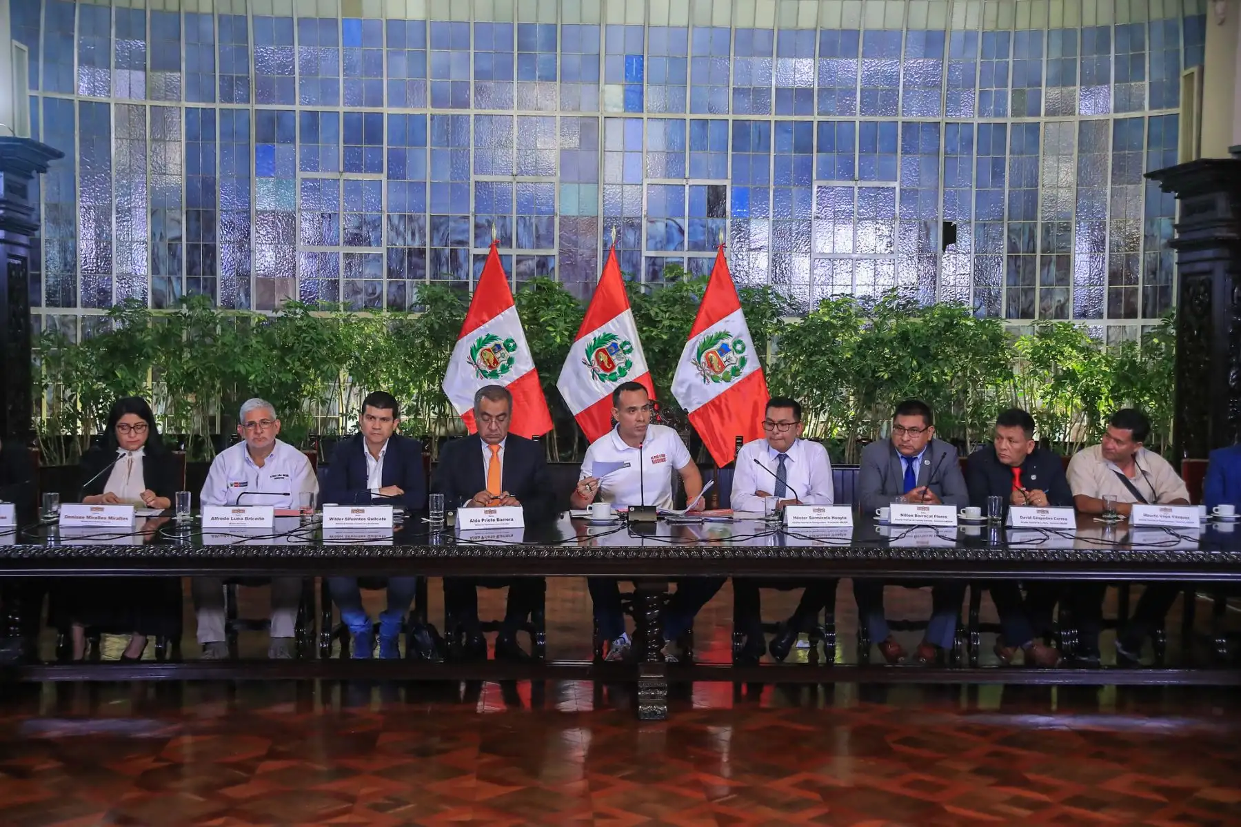 El presidente de la República, José Jerí, se reunió con representantes de la Asociación Nacional de Municipalidades Distritales (AMIDUP) para reforzar el diálogo con los gobiernos locales y anunció que el Ejecutivo solicitará un crédito suplementario al Congreso para garantizar la continuidad de las obras, además de informar la aprobación de la distribución del Foncomun para fortalecer los recursos municipales. Foto: Presidencia