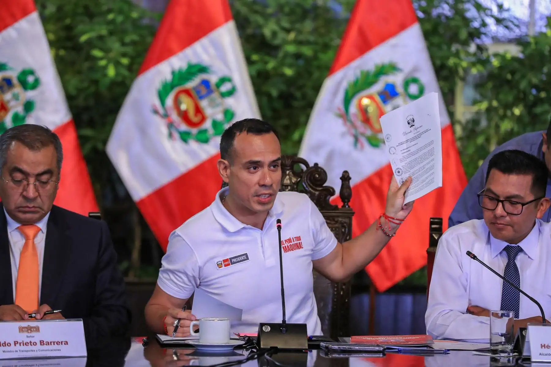 El presidente de la República, José Jerí, se reunió con representantes de la Asociación Nacional de Municipalidades Distritales (AMIDUP) para reforzar el diálogo con los gobiernos locales y anunció que el Ejecutivo solicitará un crédito suplementario al Congreso para garantizar la continuidad de las obras, además de informar la aprobación de la distribución del Foncomun para fortalecer los recursos municipales. Foto: Presidencia