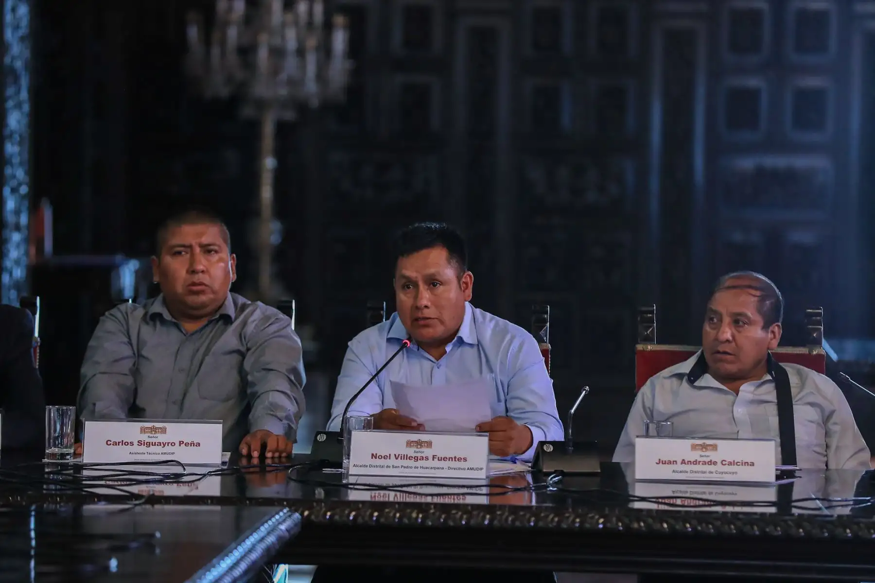 El presidente de la República, José Jerí, se reunió con representantes de la Asociación Nacional de Municipalidades Distritales (AMIDUP) para reforzar el diálogo con los gobiernos locales y anunció que el Ejecutivo solicitará un crédito suplementario al Congreso para garantizar la continuidad de las obras, además de informar la aprobación de la distribución del Foncomun para fortalecer los recursos municipales. Foto: Presidencia