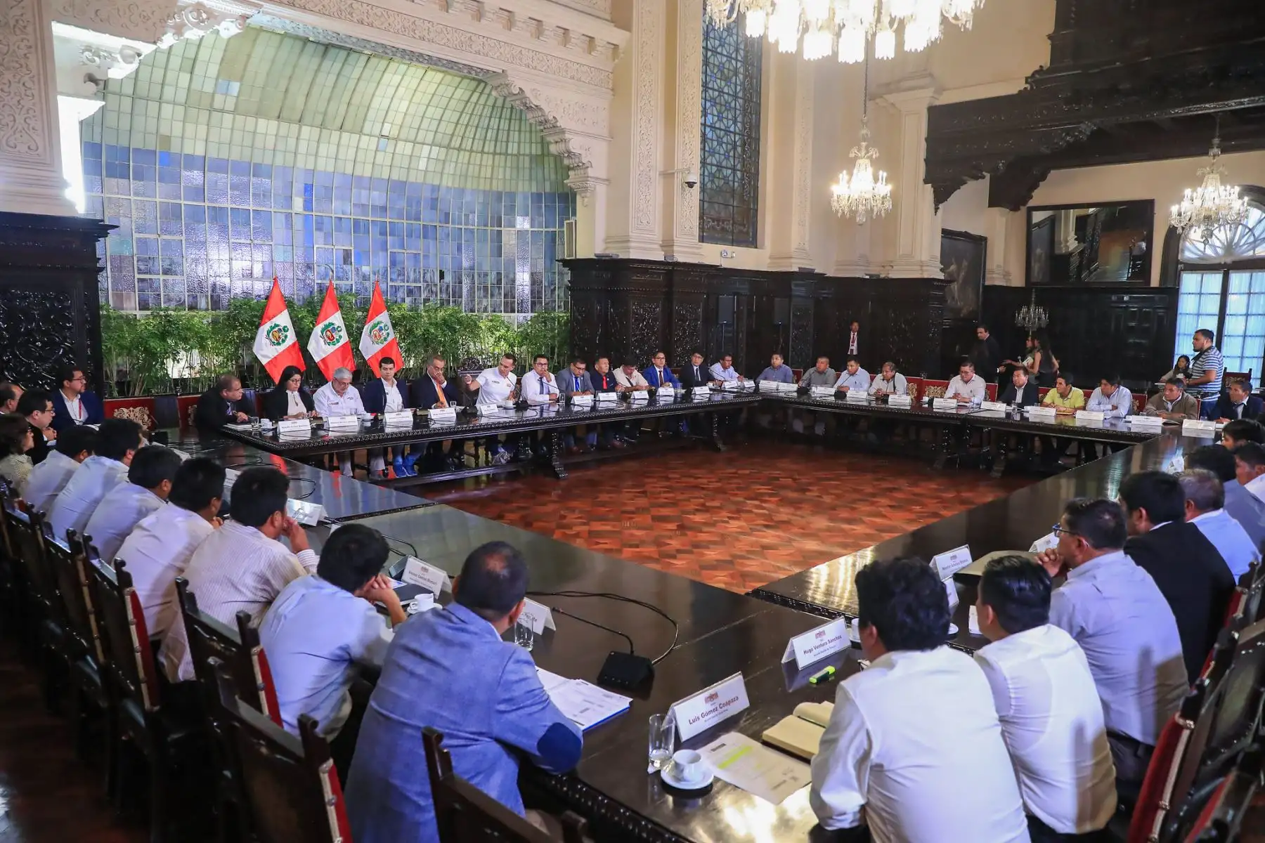 El presidente de la república, José Jerí, se reunió con representantes de la Asociación Nacional de Municipalidades Distritales (AMIDUP) para reforzar el diálogo con los gobiernos locales y anunció que el Ejecutivo solicitará un crédito suplementario al Congreso para garantizar la continuidad de las obras, además de informar la aprobación de la distribución del Foncomun para fortalecer los recursos municipales. Foto: Presidencia