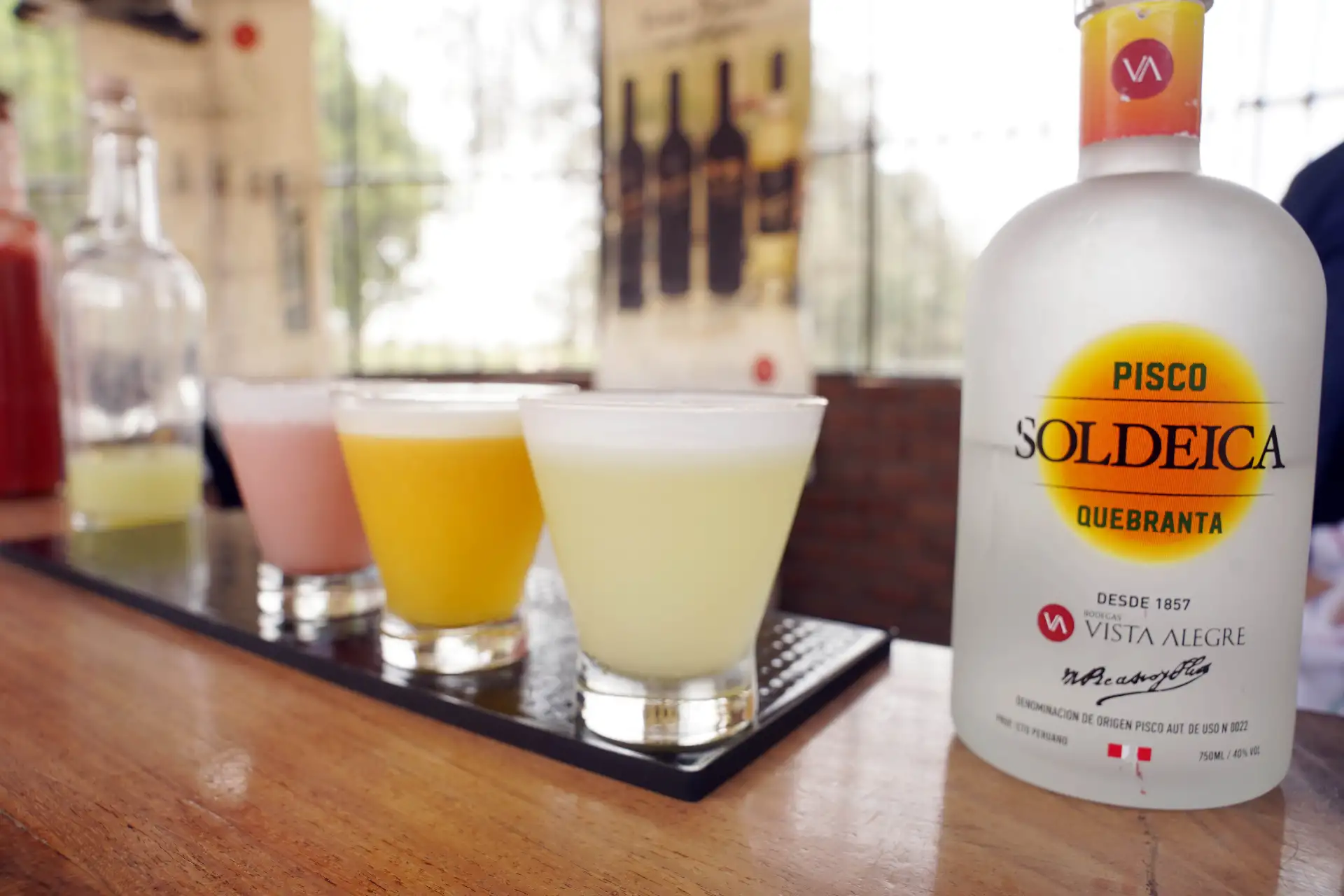 La versatilidad del pisco permite a los bartenders iqueños innovar constantemente. Jesús García Hernández, del restaurante “Me lo merezco”, destacó que, además del pisco sour clásico, el público busca versiones de maracuyá, fresa, tuna y macerados.
Foto: ANDINA/ Difusión