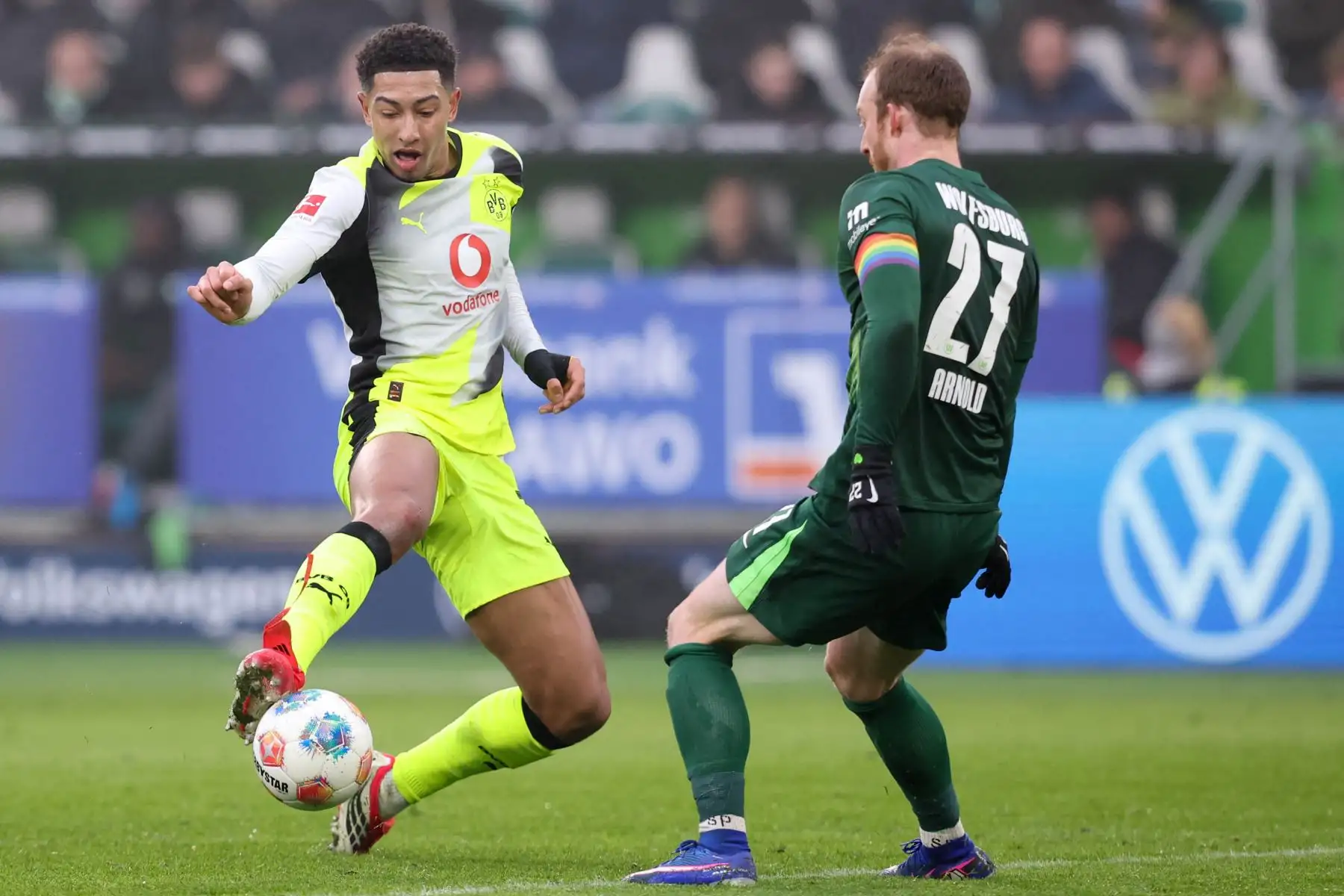 El centrocampista alemán  del Dortmund, Felix Nmecha  y el centrocampista alemán del Wolfsburgo, Maximilian Arnold, disputan el balón durante el partido de la primera división alemana de la Bundesliga entre el VfL Wolfsburgo y el Borussia Dortmund en Wolfsburgo.
Foto: AFP