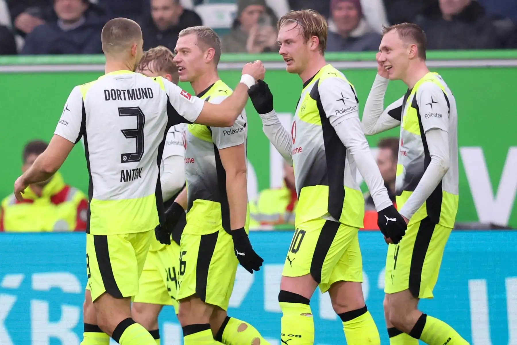 El centrocampista alemán  del Dortmund, Julian Brandt , celebra con sus compañeros el primer gol de su equipo durante el partido de fútbol de la primera división alemana, la Bundesliga, entre el VfL Wolfsburg y el Borussia Dortmund en Wolfsburg.
Foto: AFP