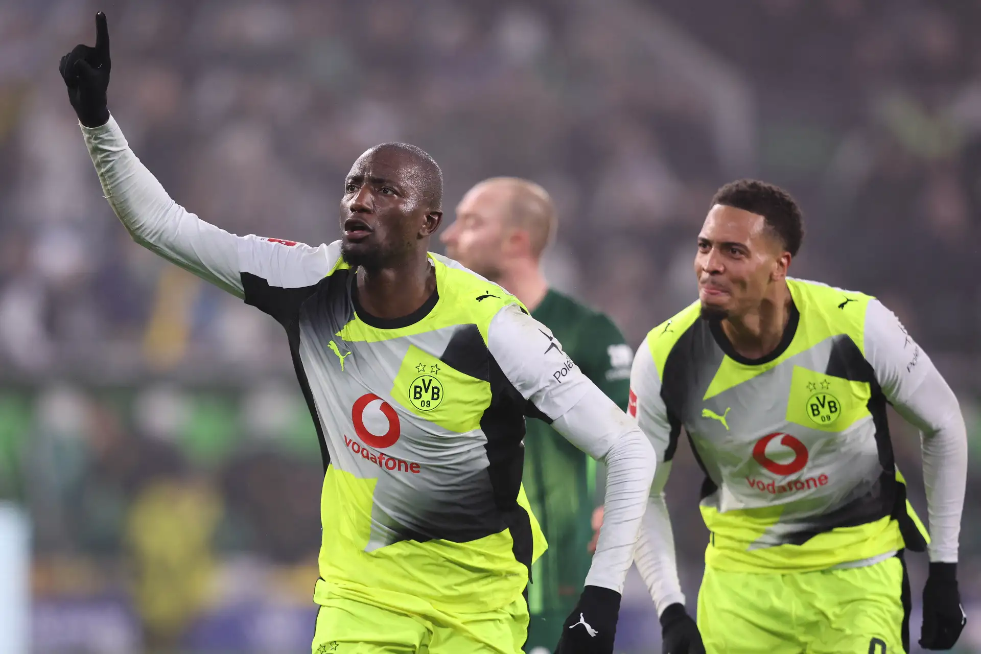 El delantero guineano  del Dortmund, Serhou Guirassy , celebra con el centrocampista alemán  del Dortmund, Felix Nmecha, el segundo gol de su equipo durante el partido de fútbol de la primera división alemana, la Bundesliga, entre el VfL Wolfsburg y el Borussia Dortmund en Wolfsburg.
Foto: AFP