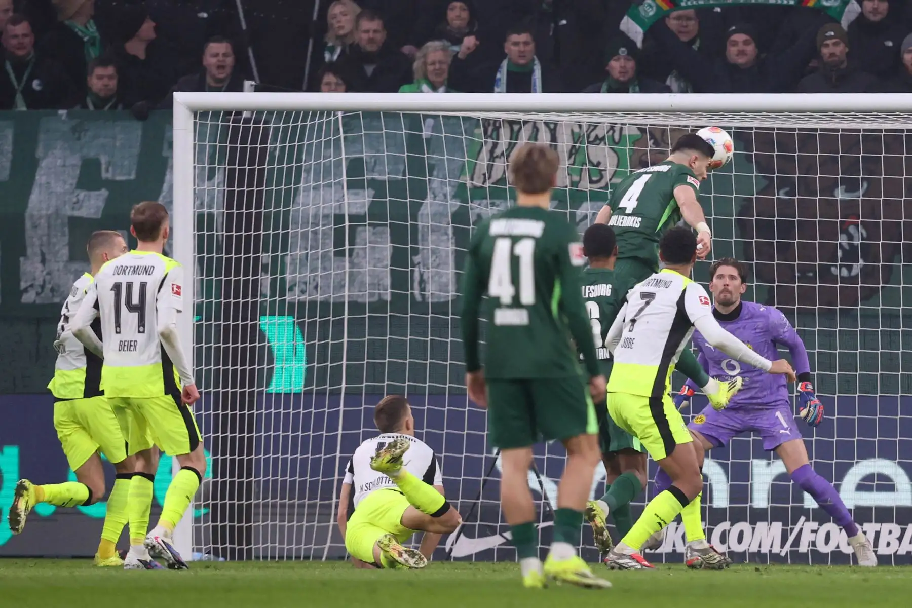 El defensa griego  del Wolfsburgo, Konstantinos Koulierakis, marca el primer gol de su equipo durante el partido de fútbol de la primera división alemana, la Bundesliga, entre el VfL Wolfsburg y el Borussia Dortmund en Wolfsburgo.
Foto: AFP